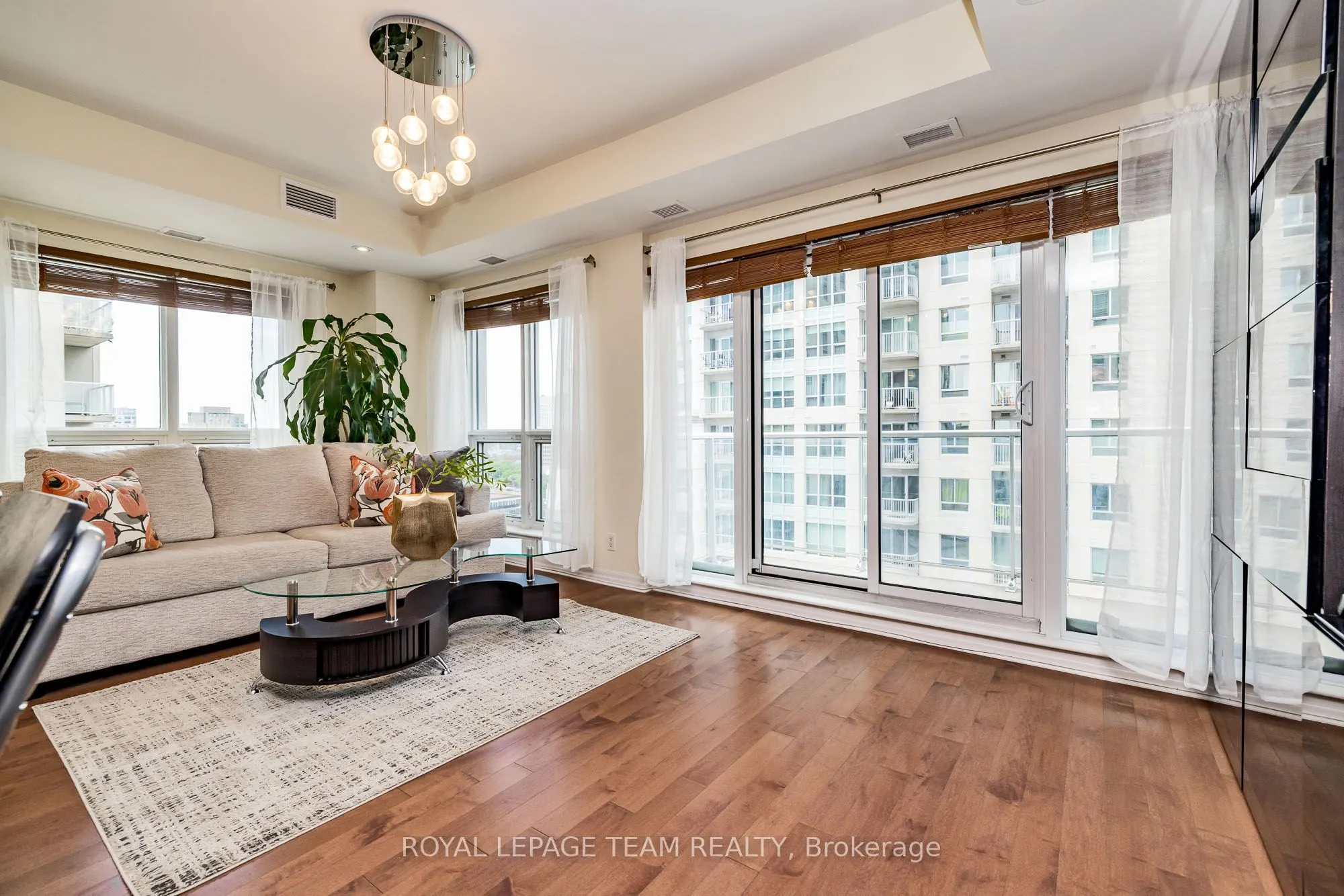 242 Rideau Street, #1809