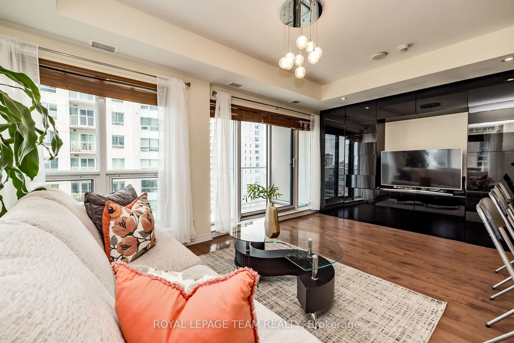 242 Rideau Street, #1809