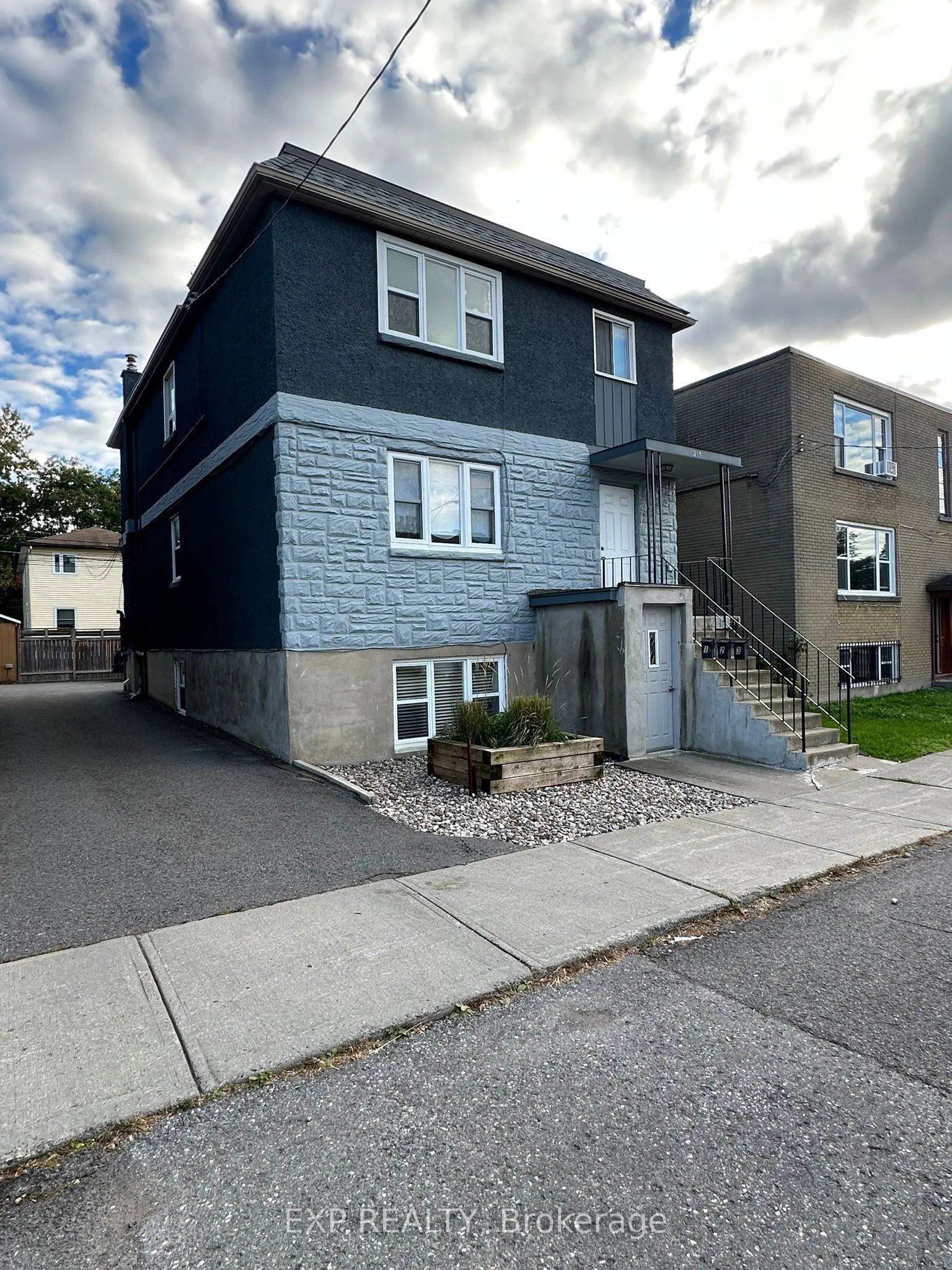 214 CARILLON Street
