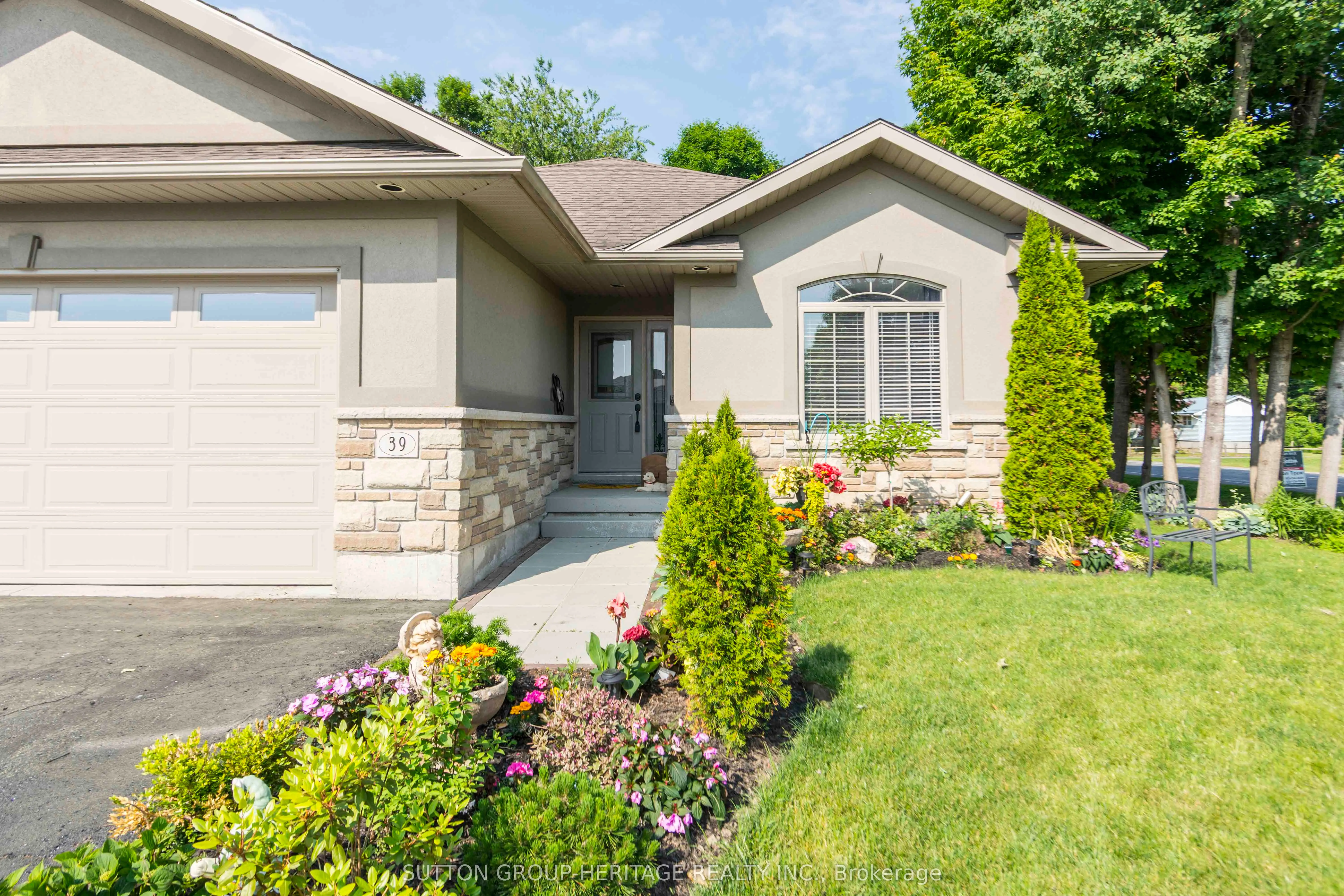 39 Lakewood Crescent