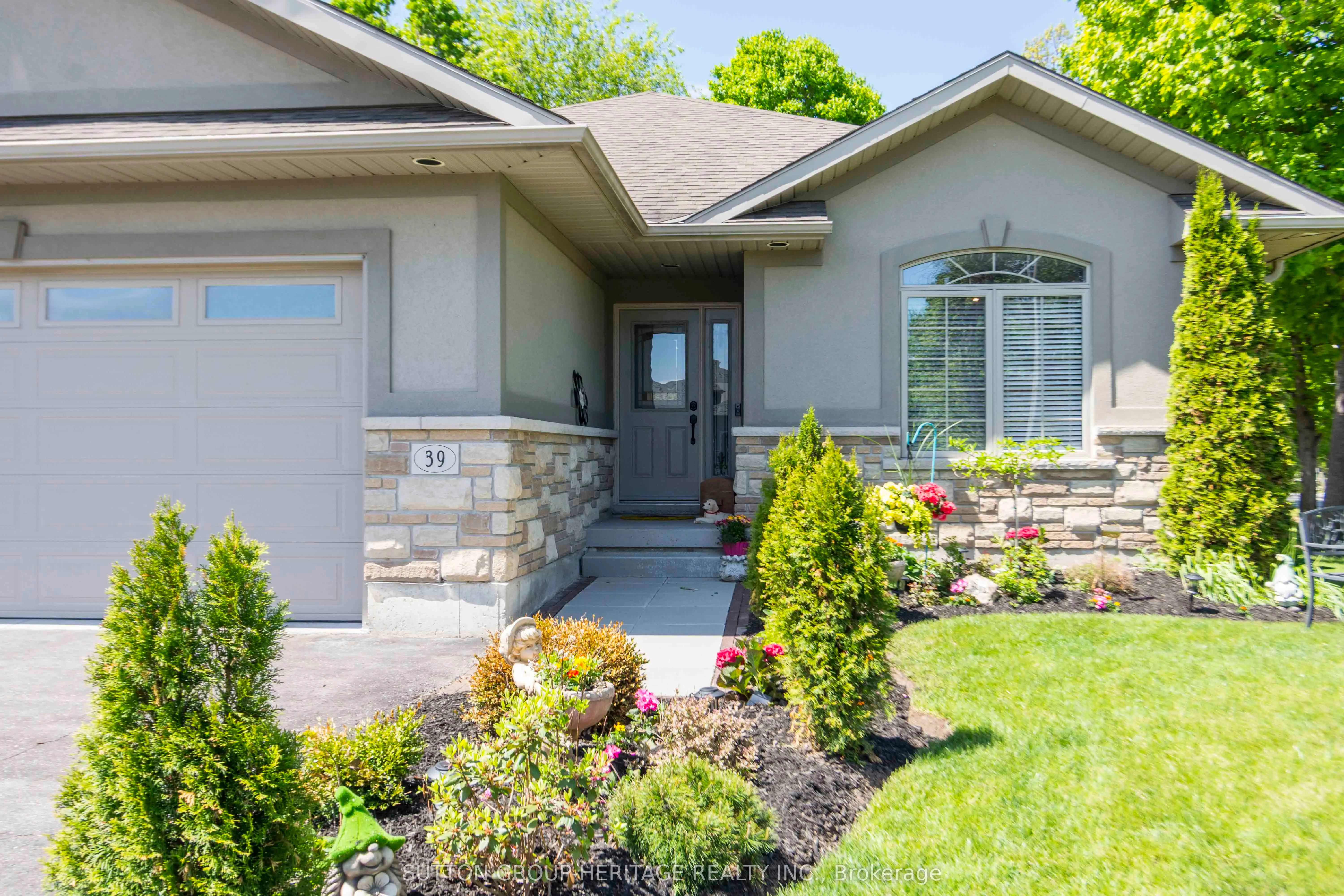 39 Lakewood Crescent