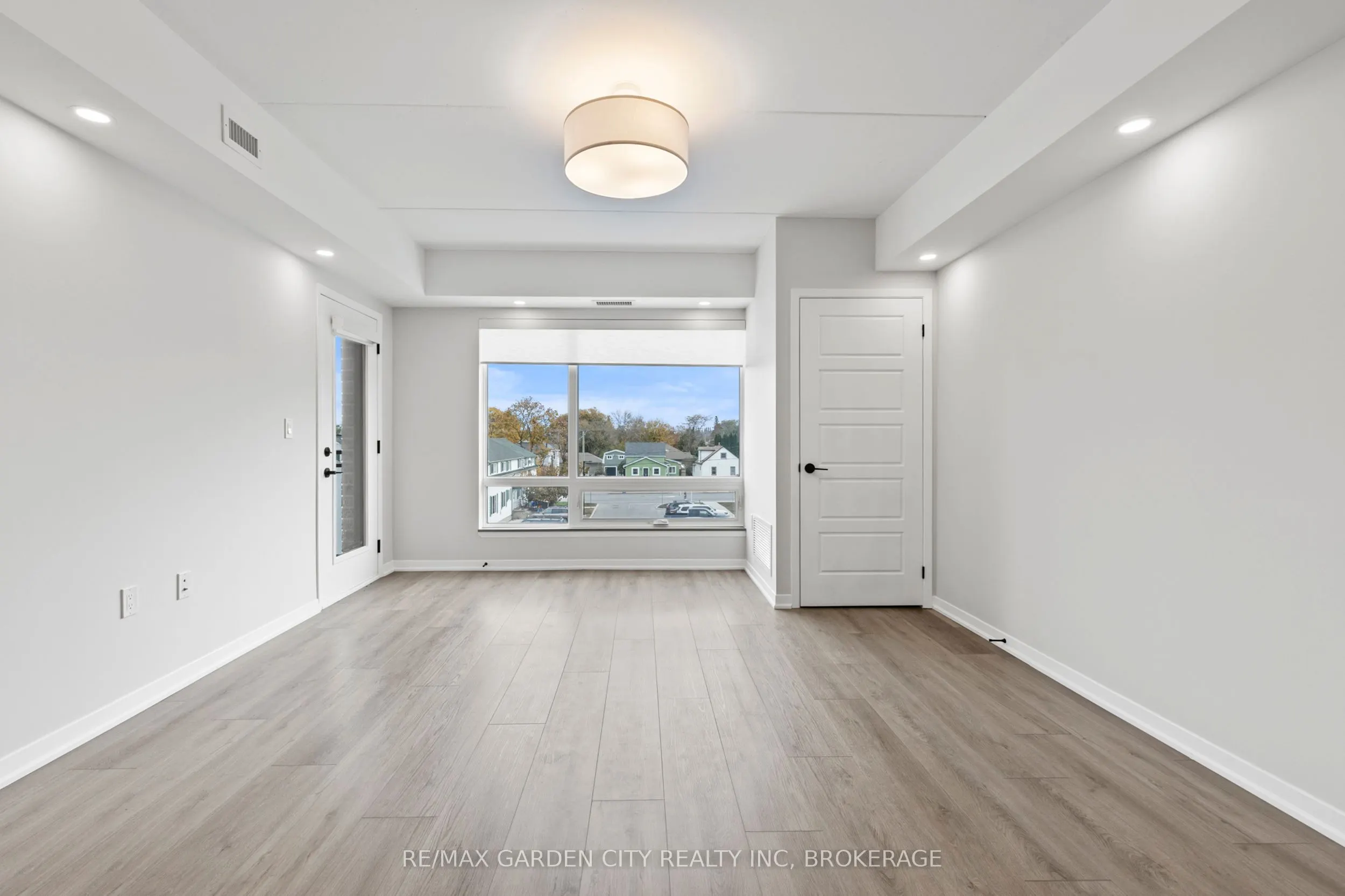 3998 Victoria Avenue, #305