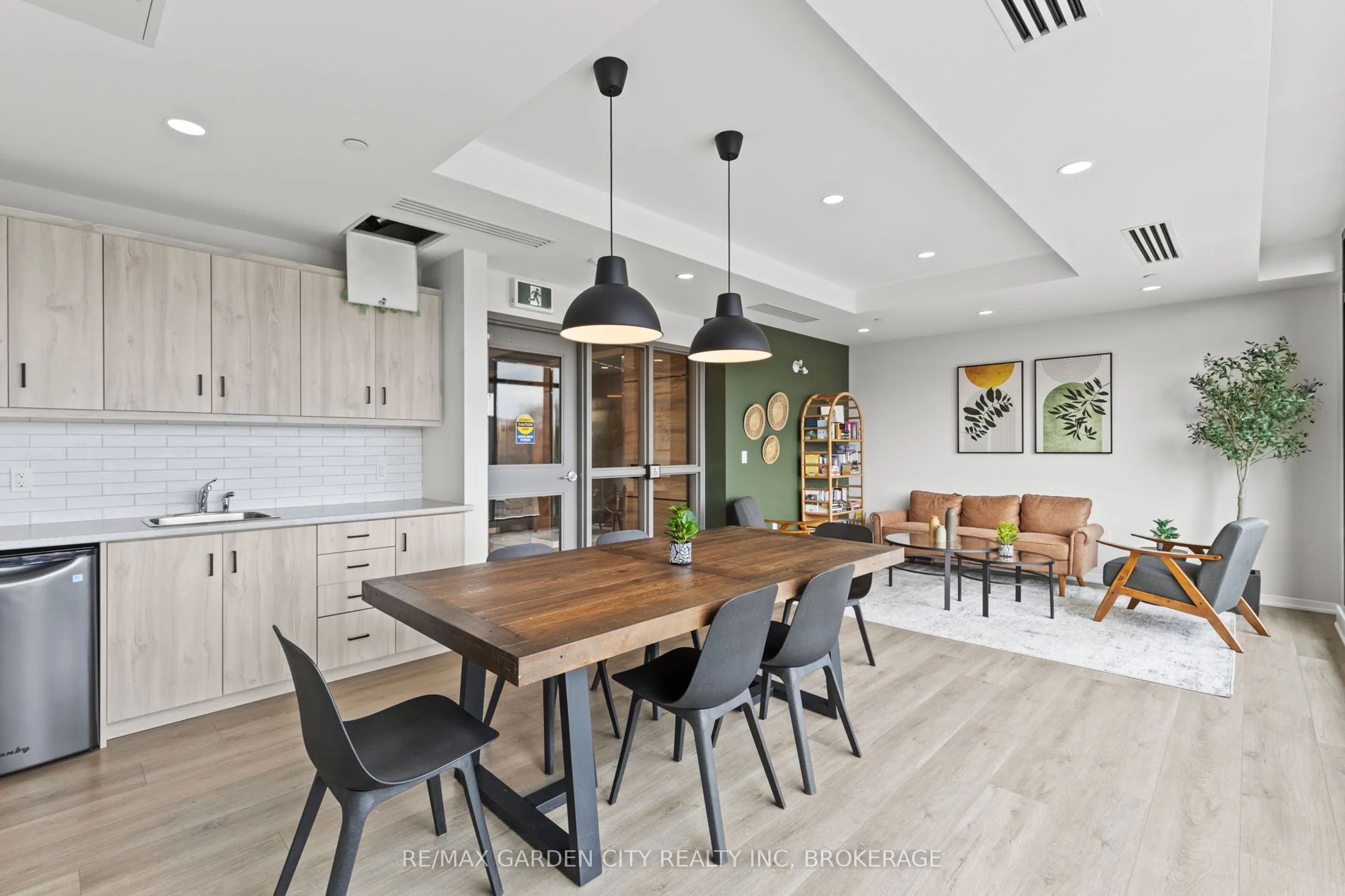 3998 Victoria Avenue, #305