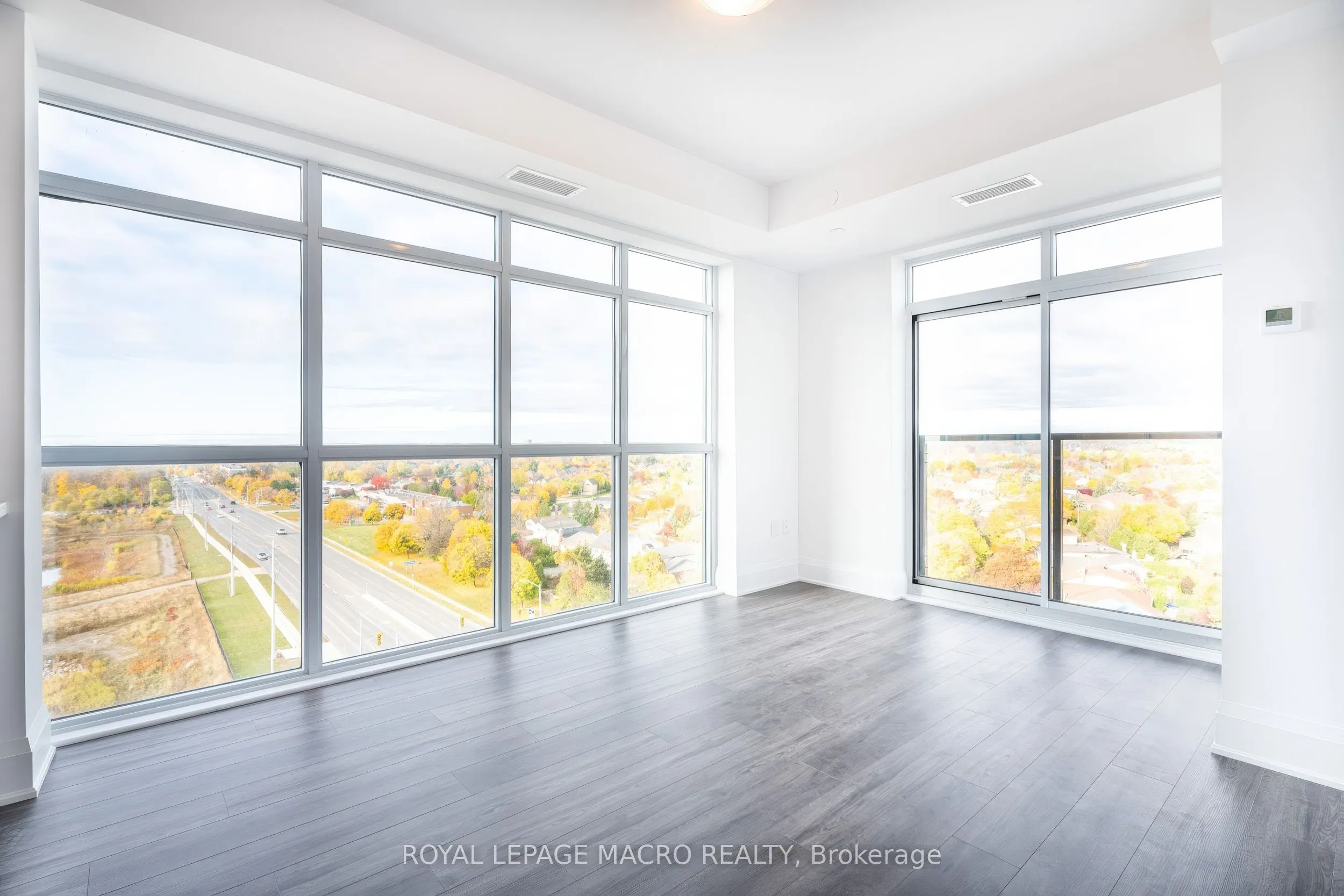 450 Dundas Street E, #902