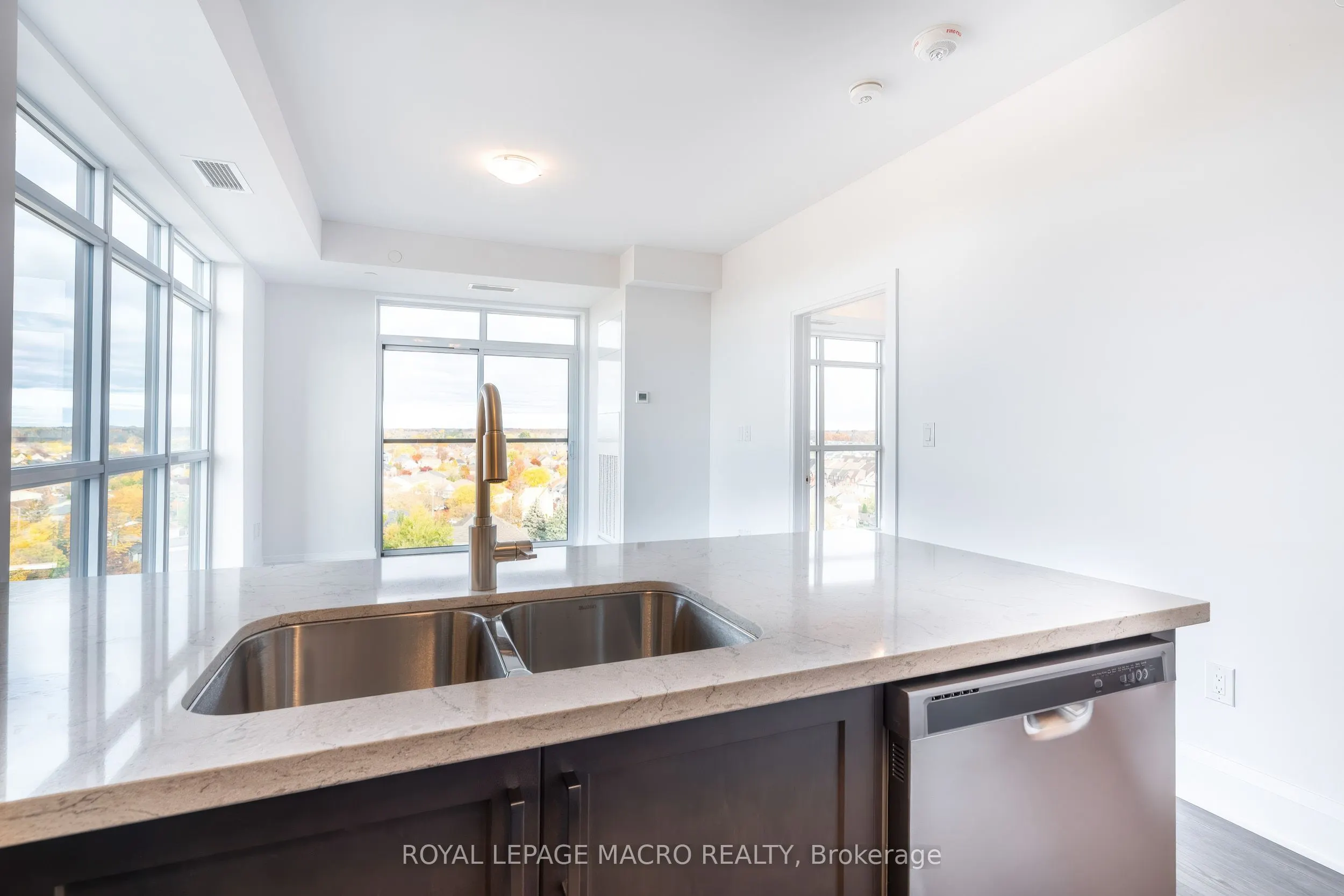 450 Dundas Street E, #902