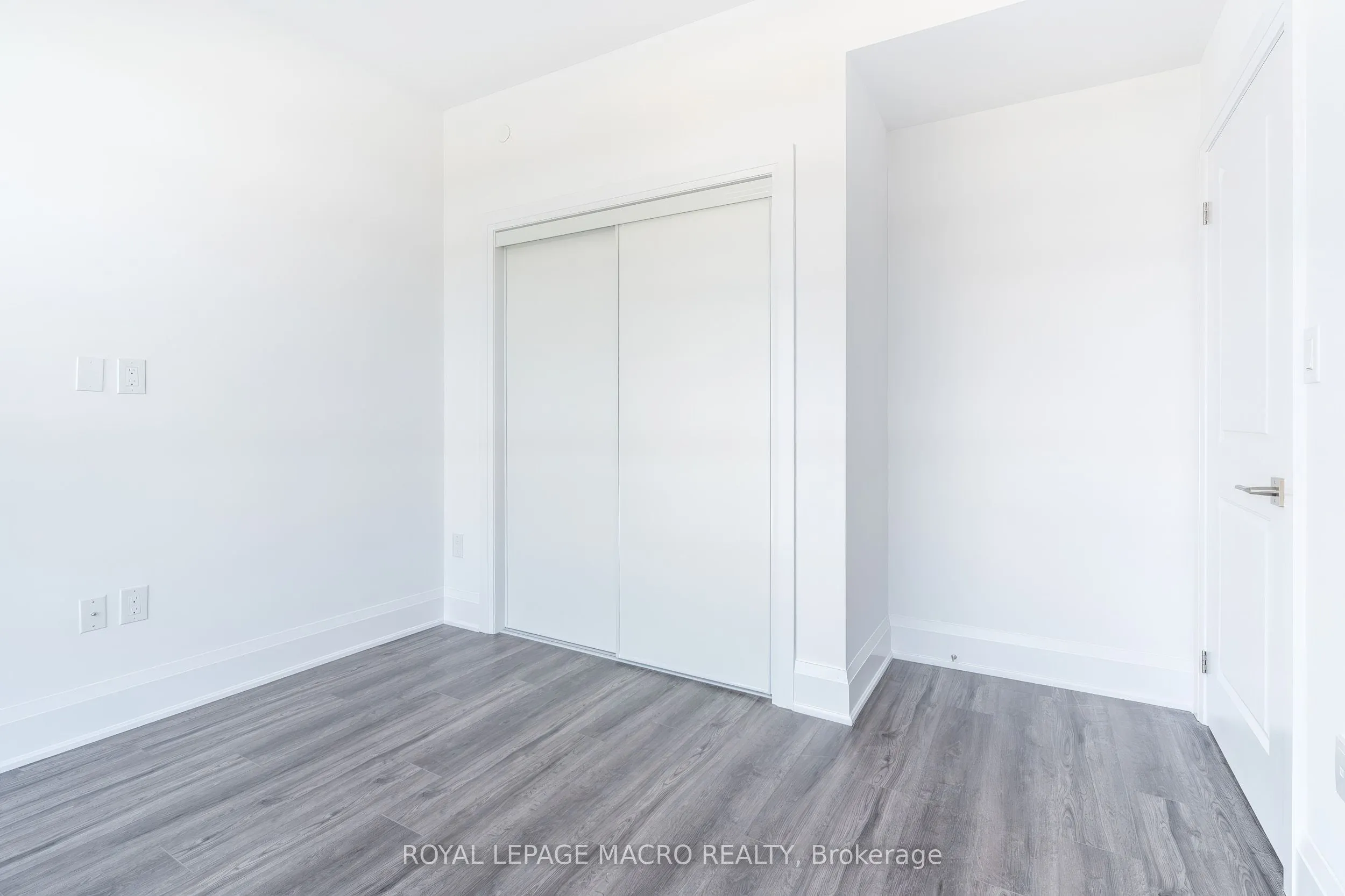 450 Dundas Street E, #902