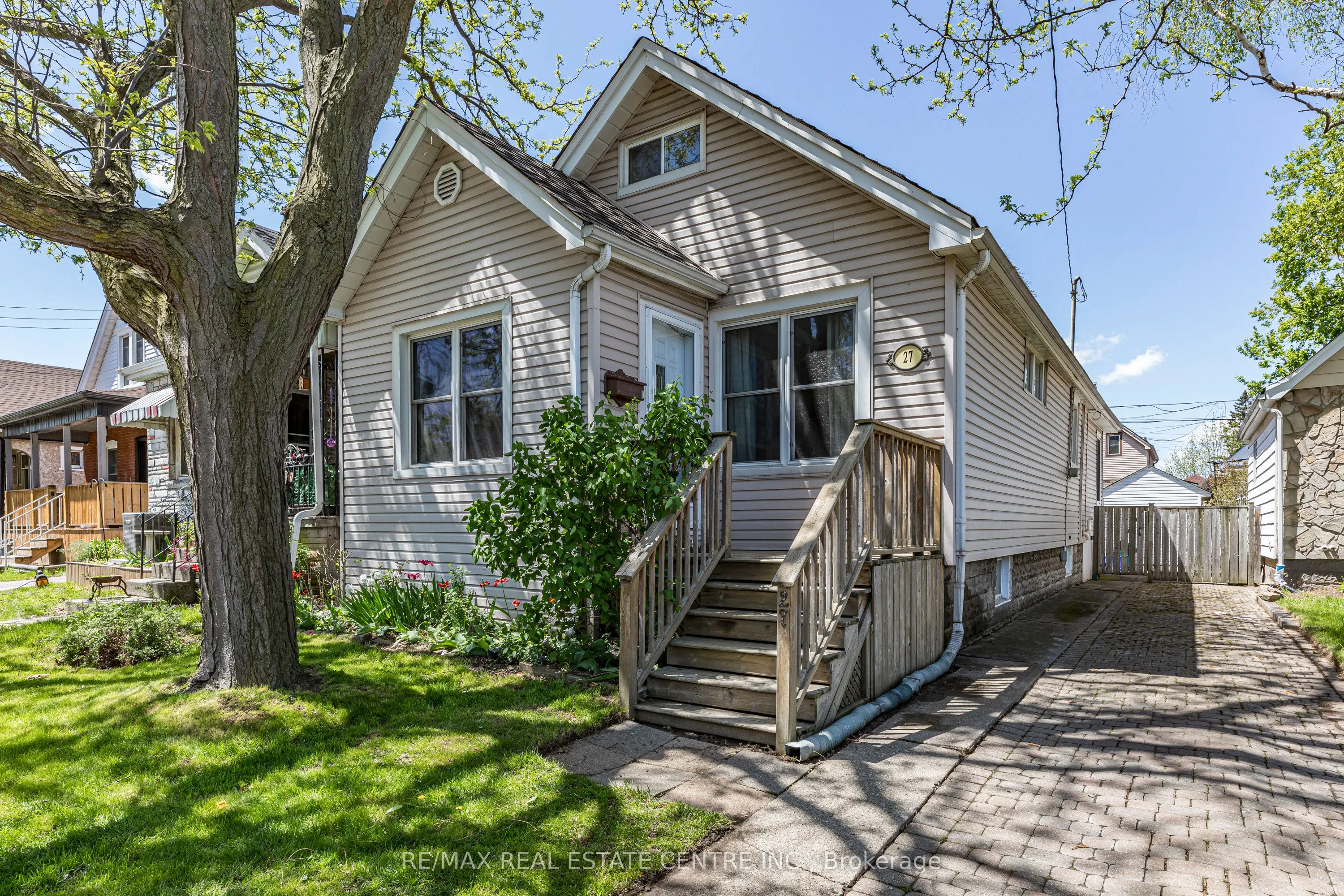 27 Barons Avenue N
