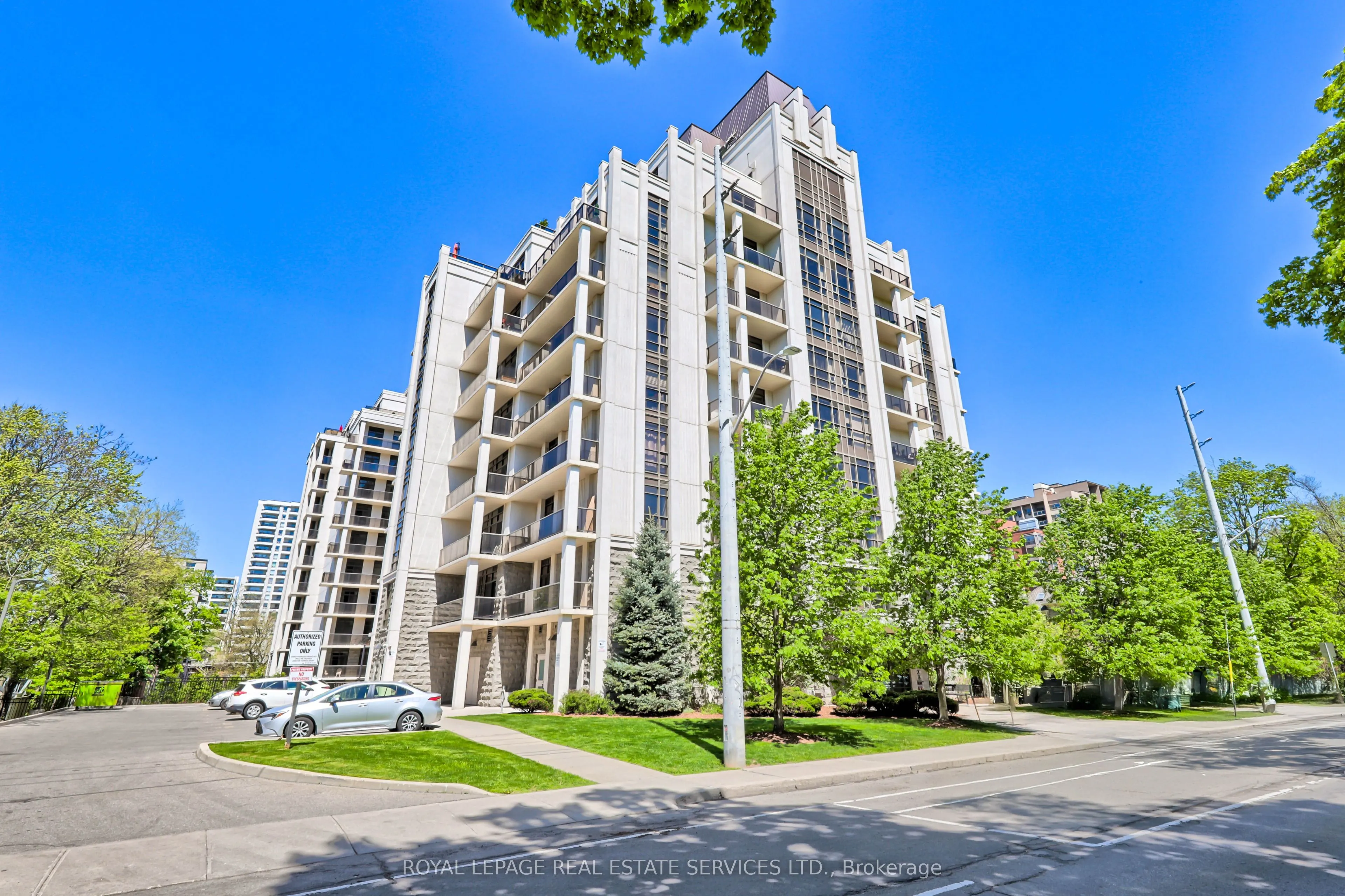 90 Charlton Avenue W, #304