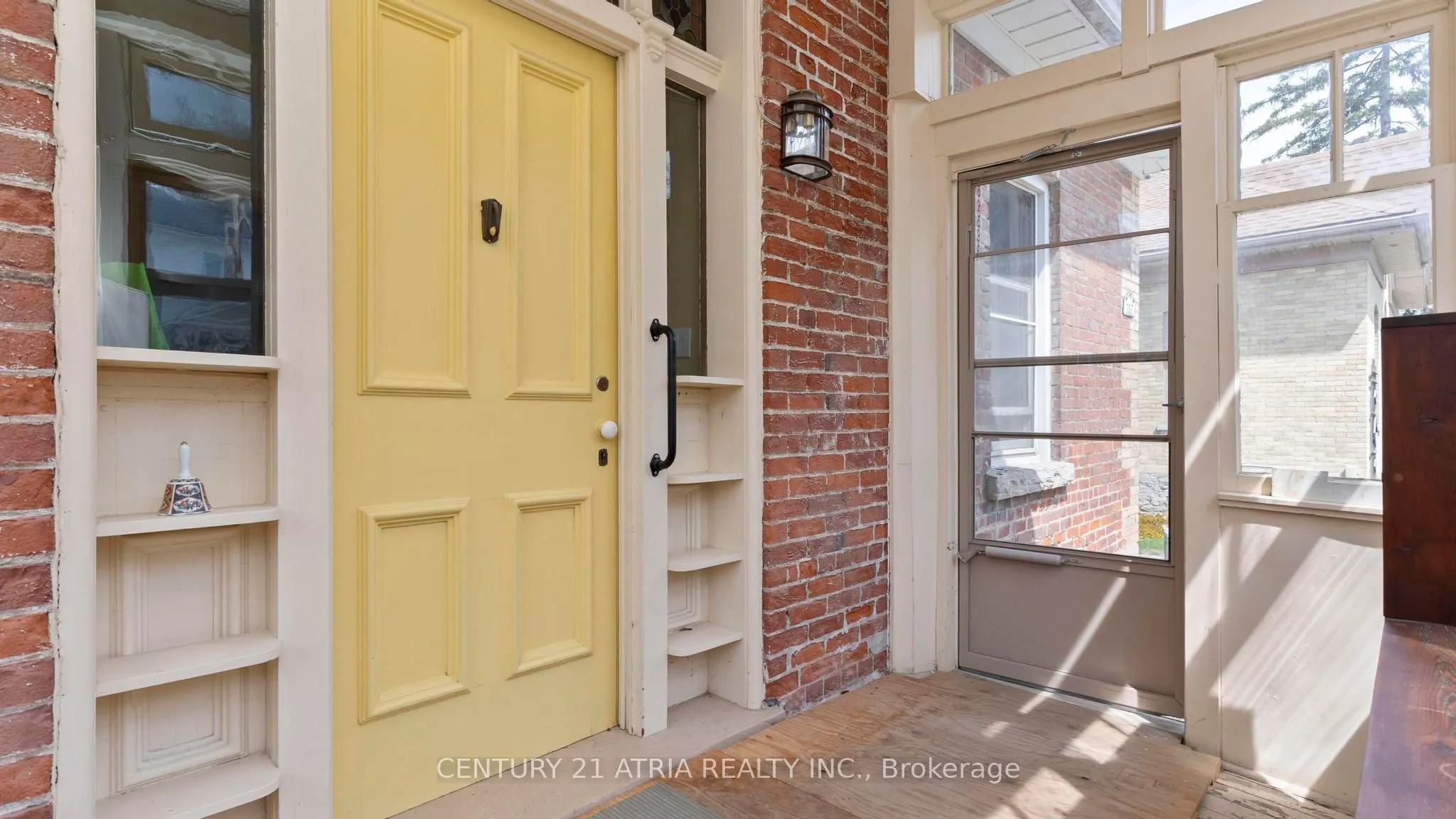 130 Wellington Street S