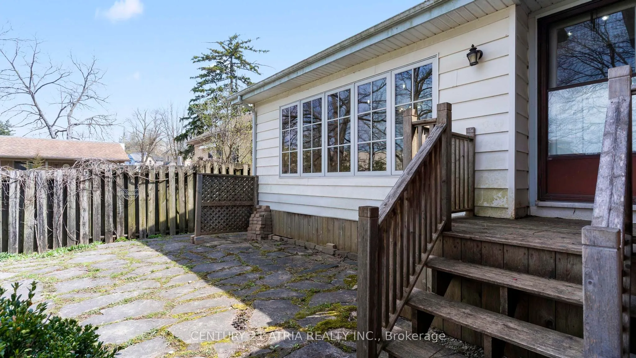 130 Wellington Street S