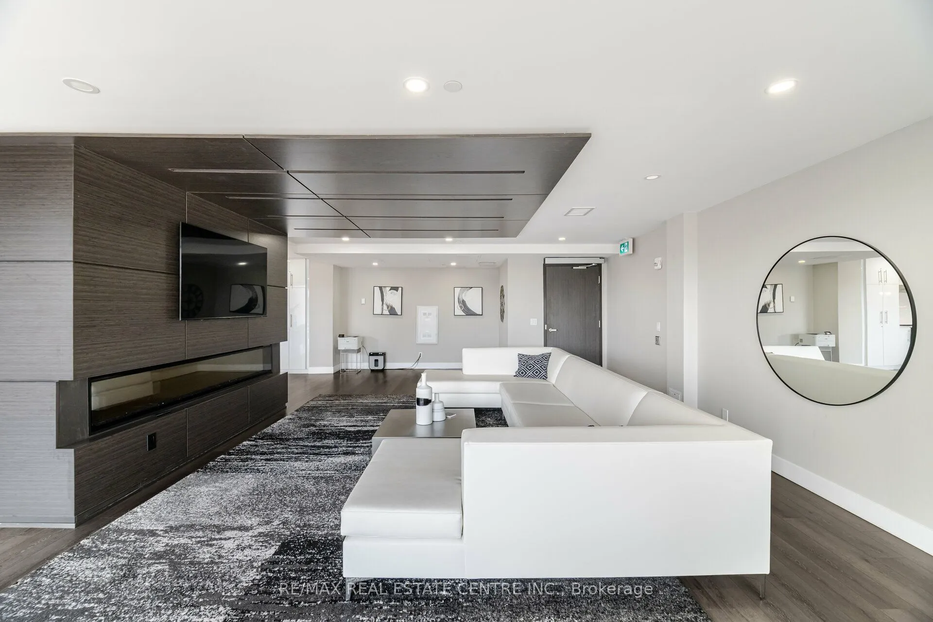 15 QUEEN Street S #1007
