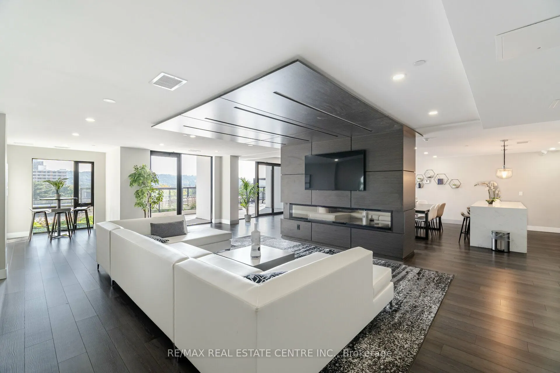 15 QUEEN Street S #1007