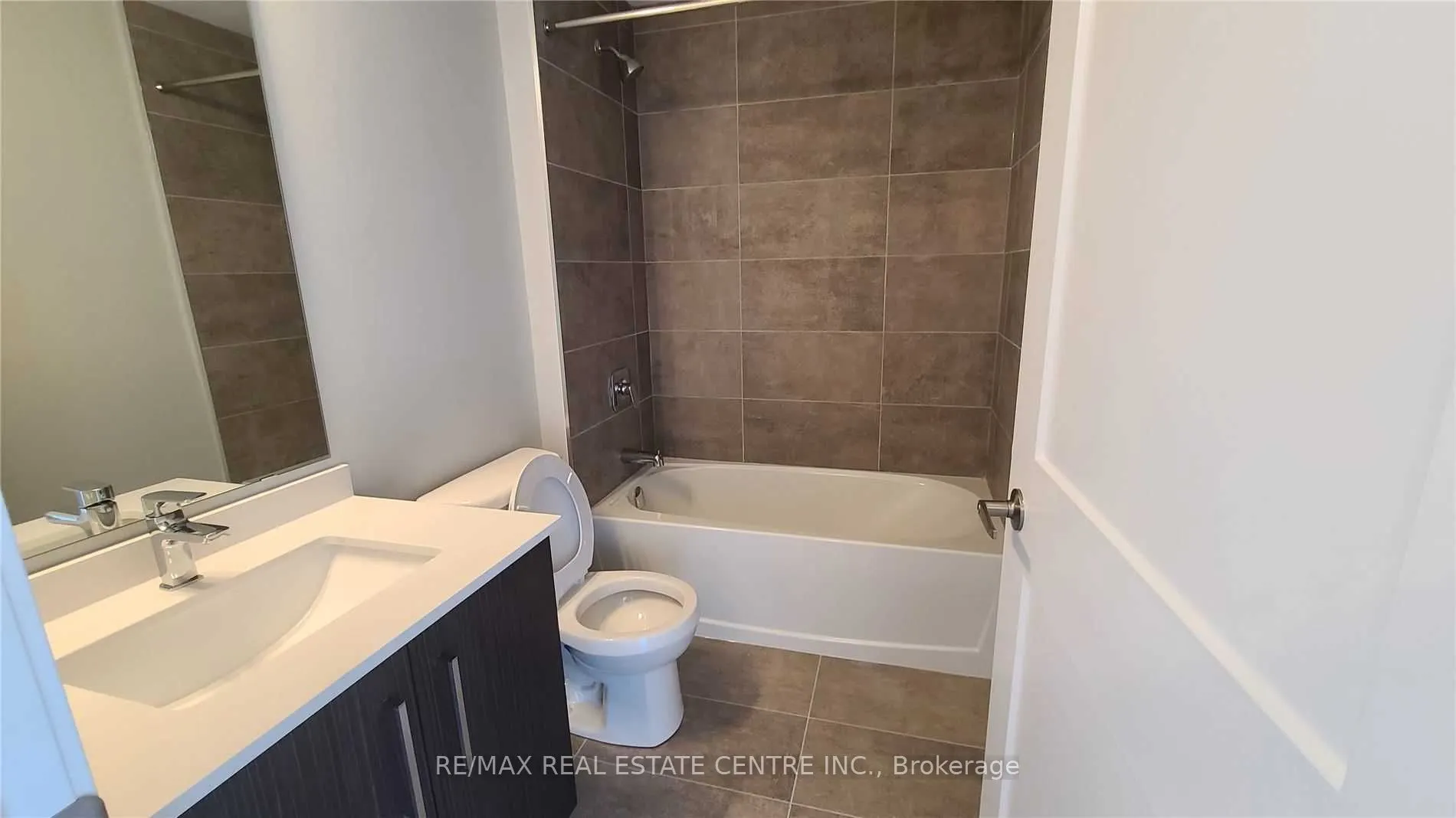 15 QUEEN Street S #1007