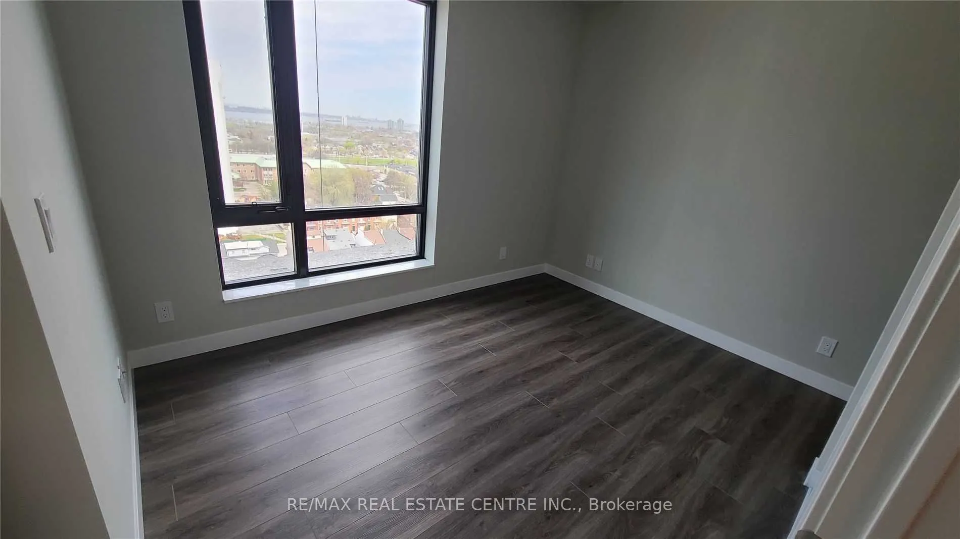 15 QUEEN Street S #1007