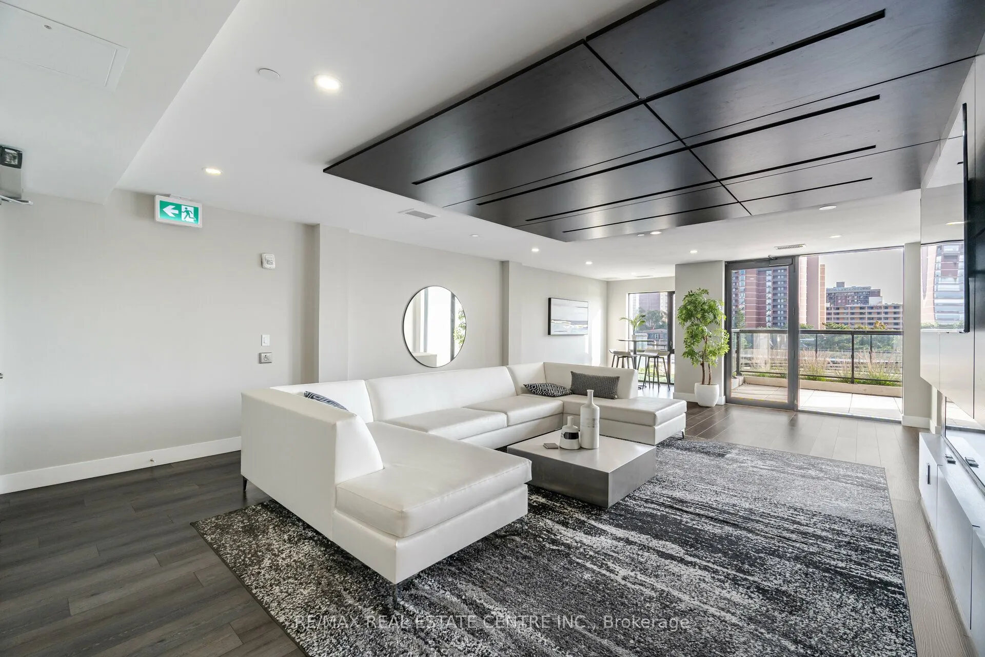 15 QUEEN Street S #1007