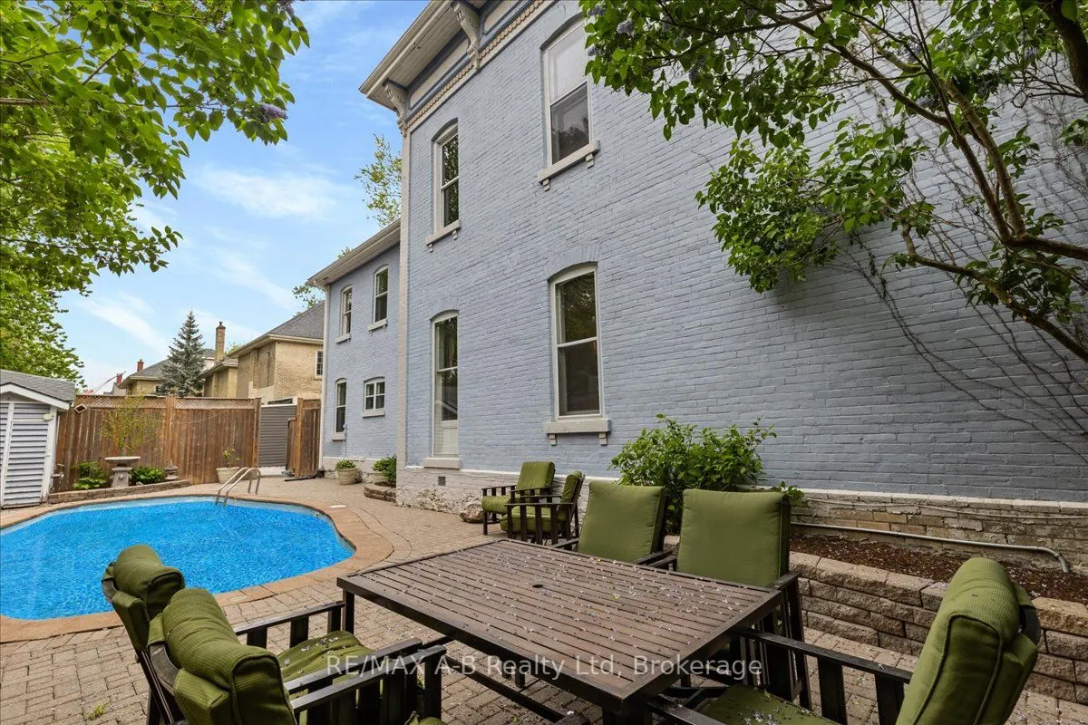 126 John Street N