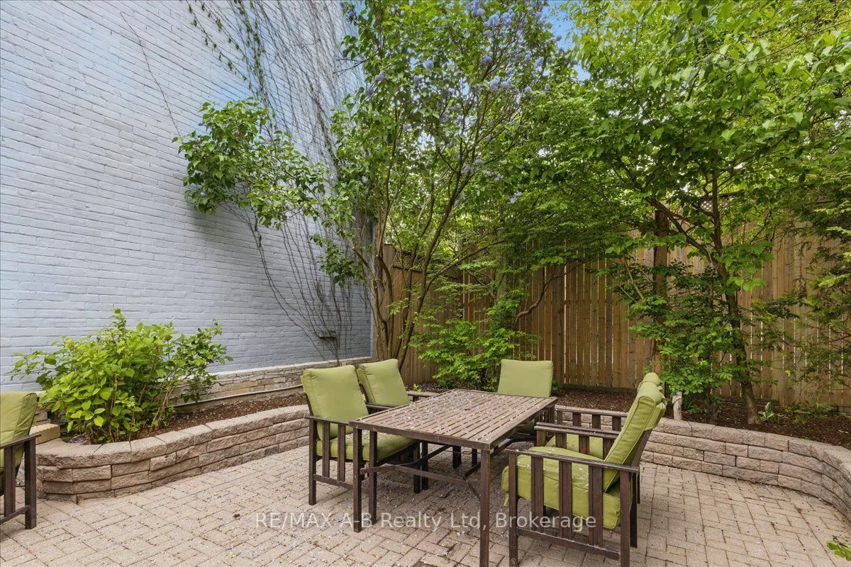 126 John Street N