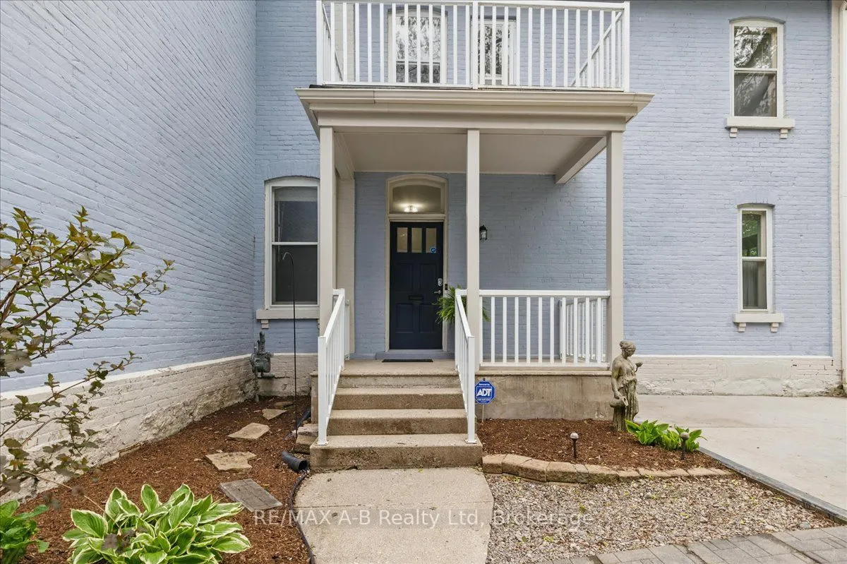 126 John Street N