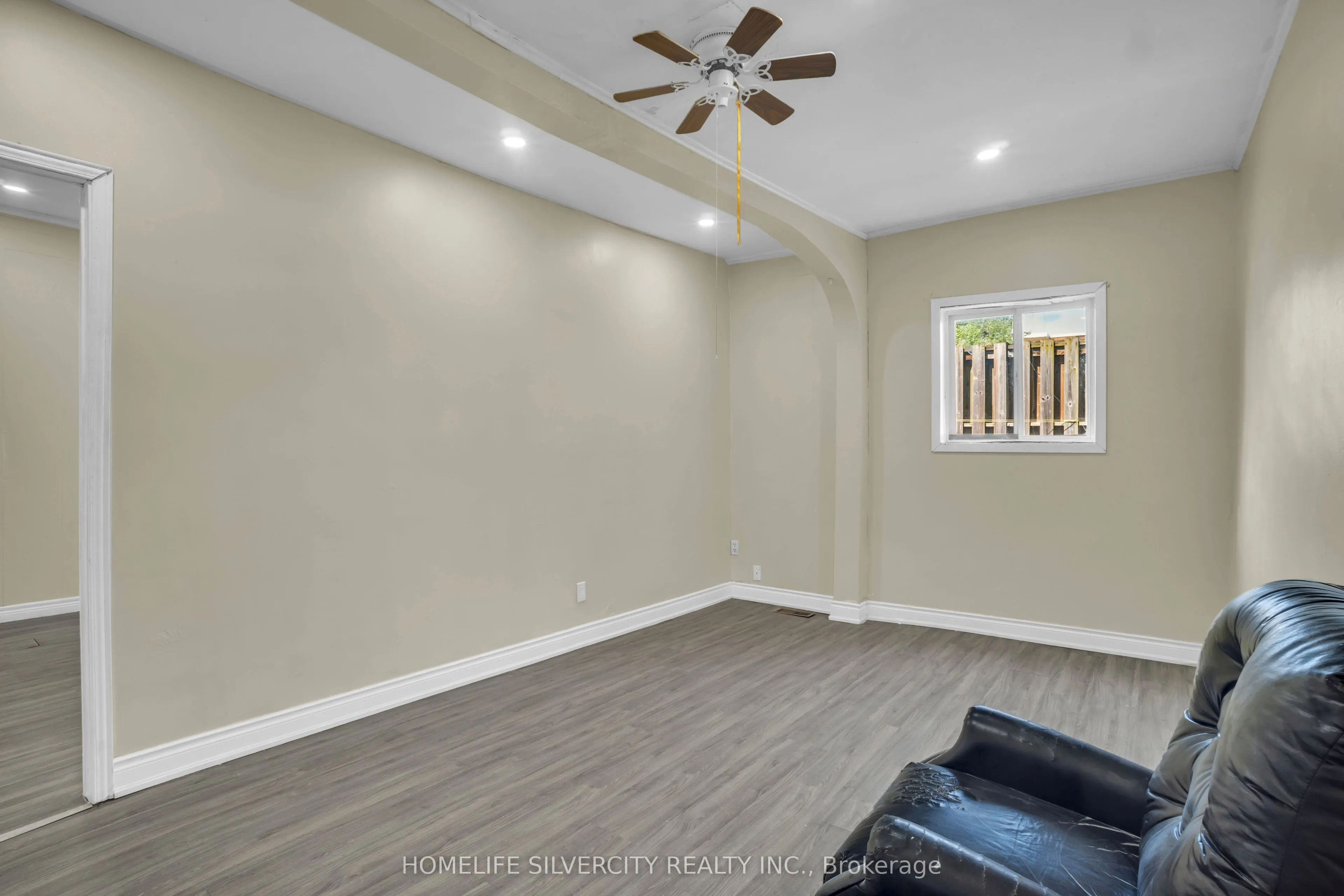 5 Pine Street S