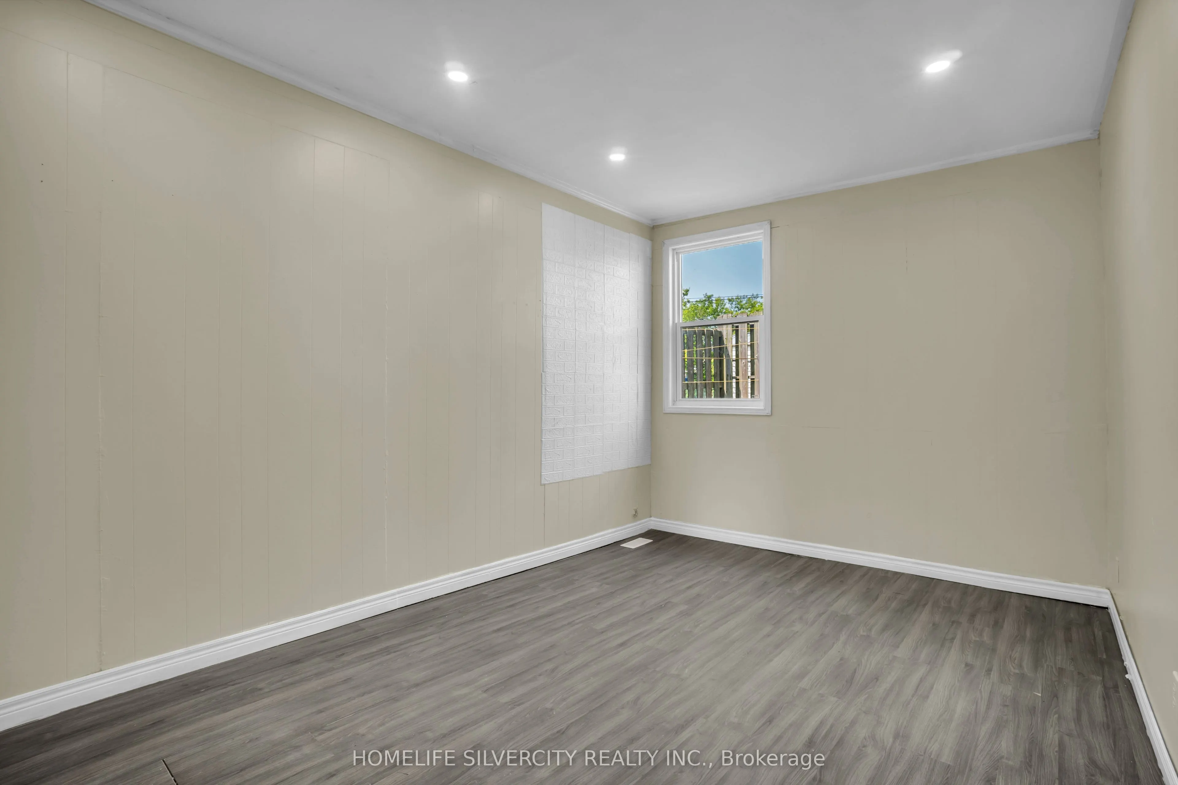 5 Pine Street S