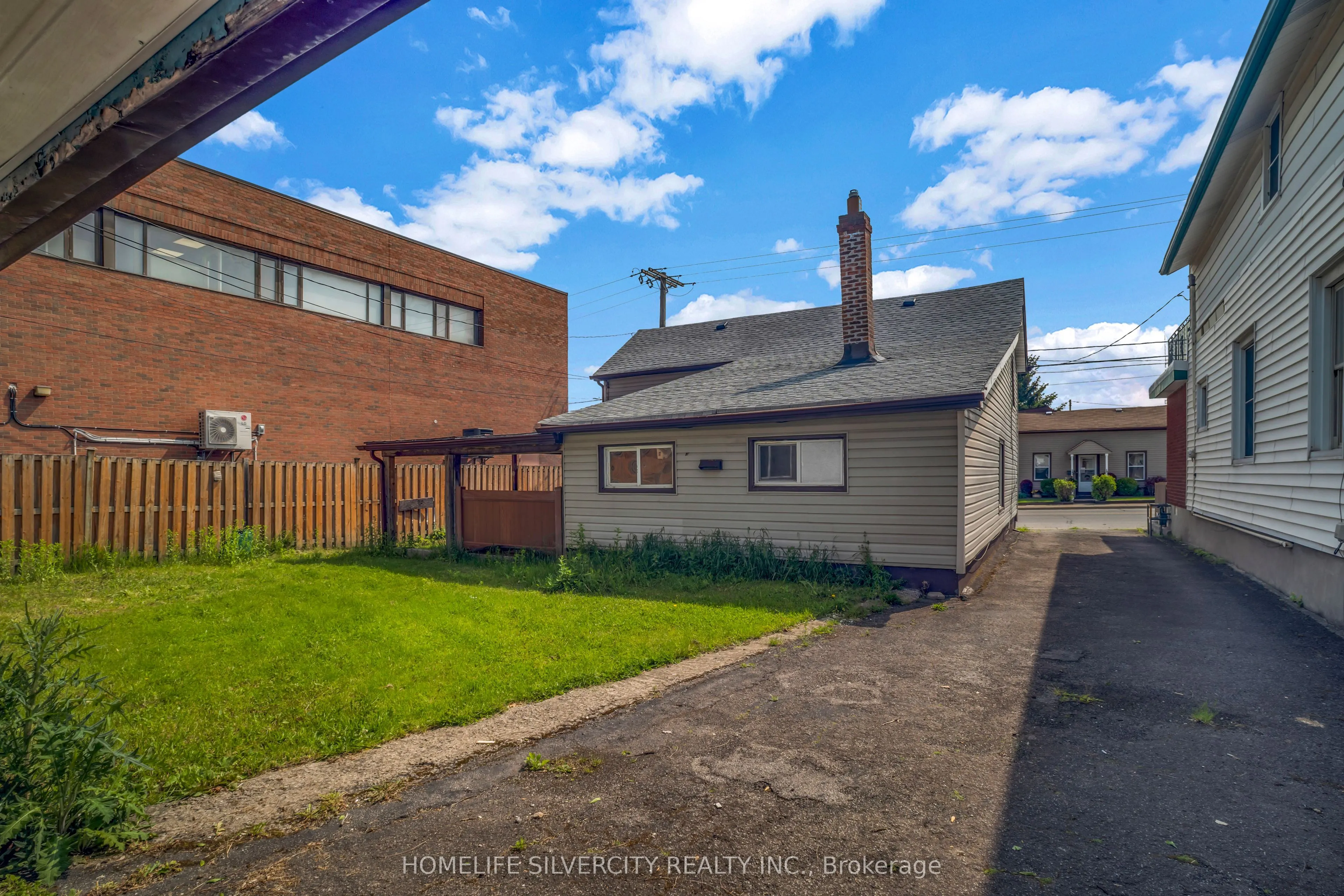 5 Pine Street S