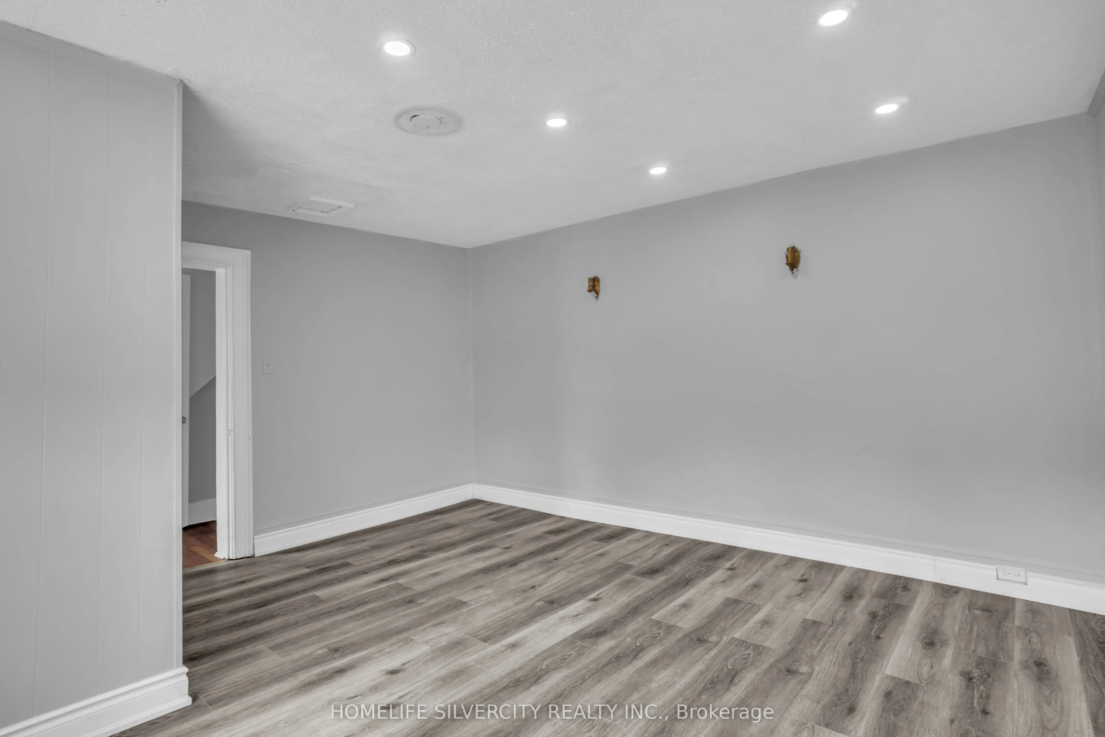 5 Pine Street S