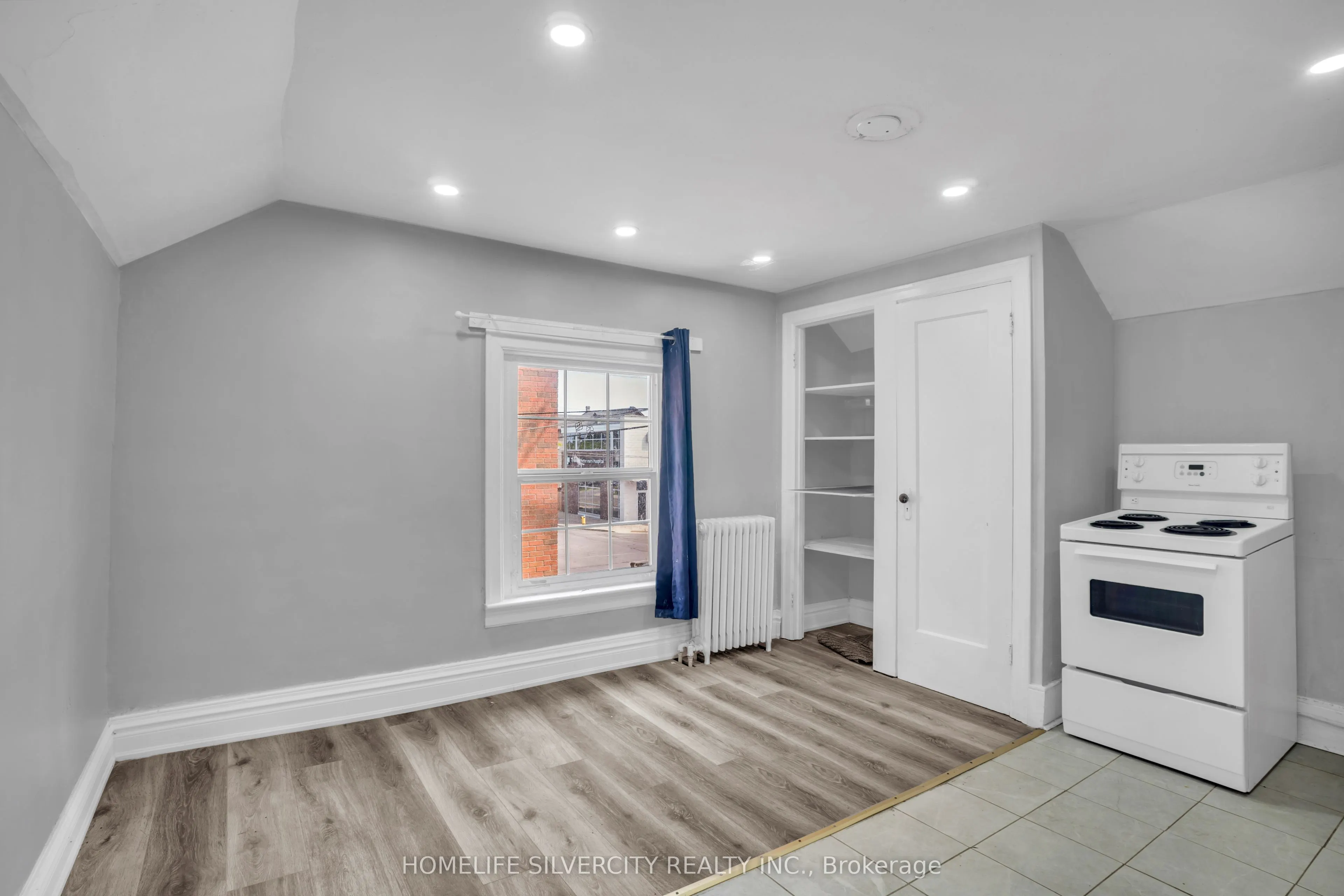 5 Pine Street S