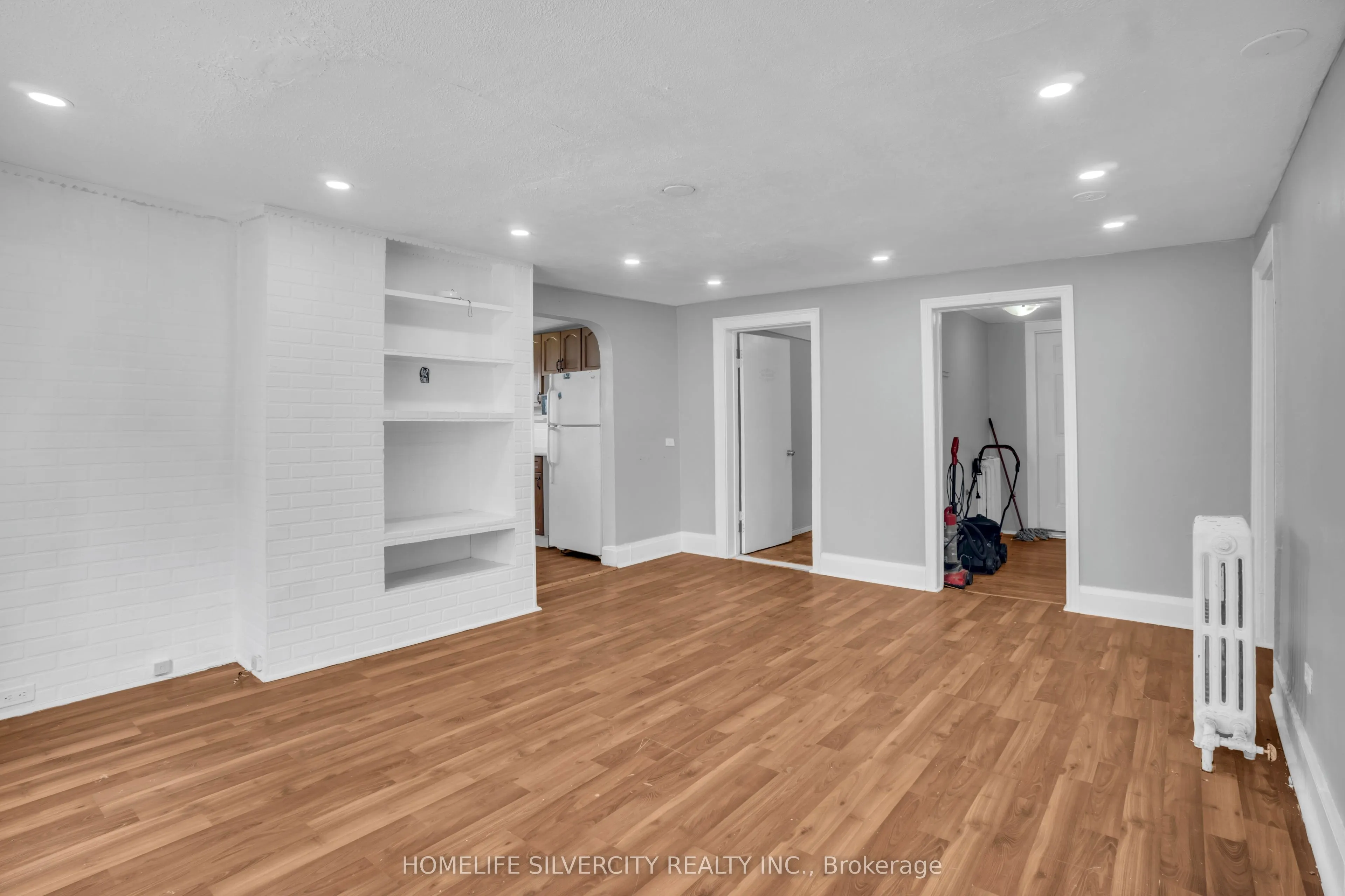5 Pine Street S