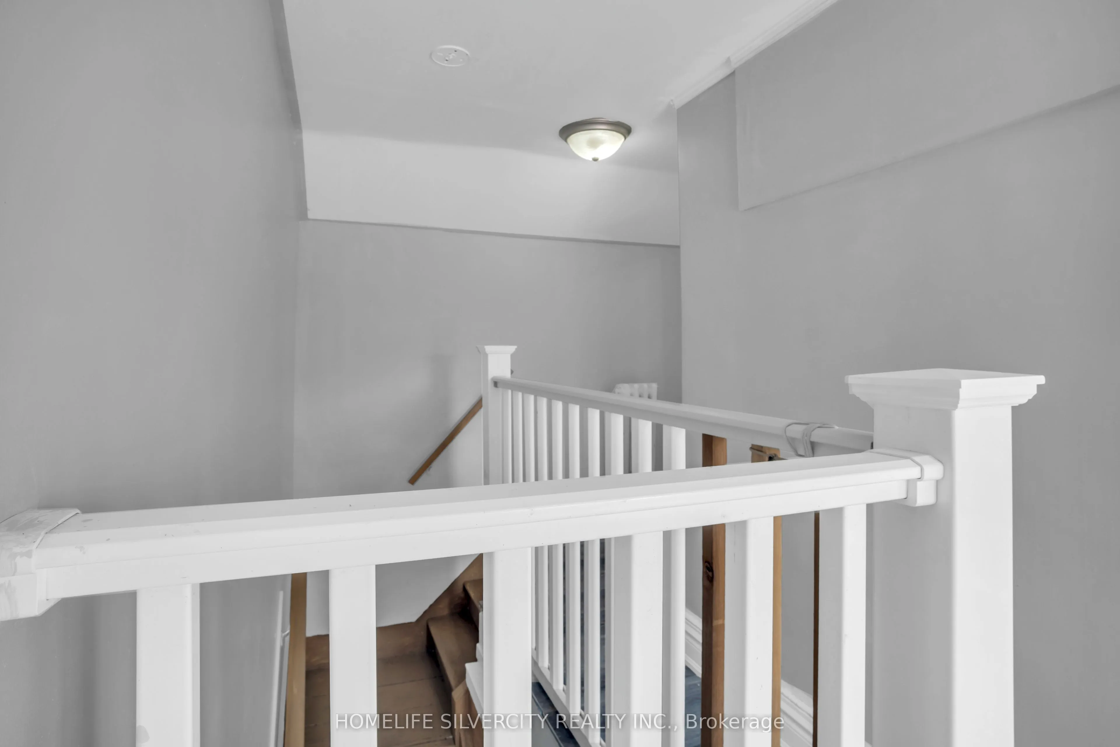 5 Pine Street S