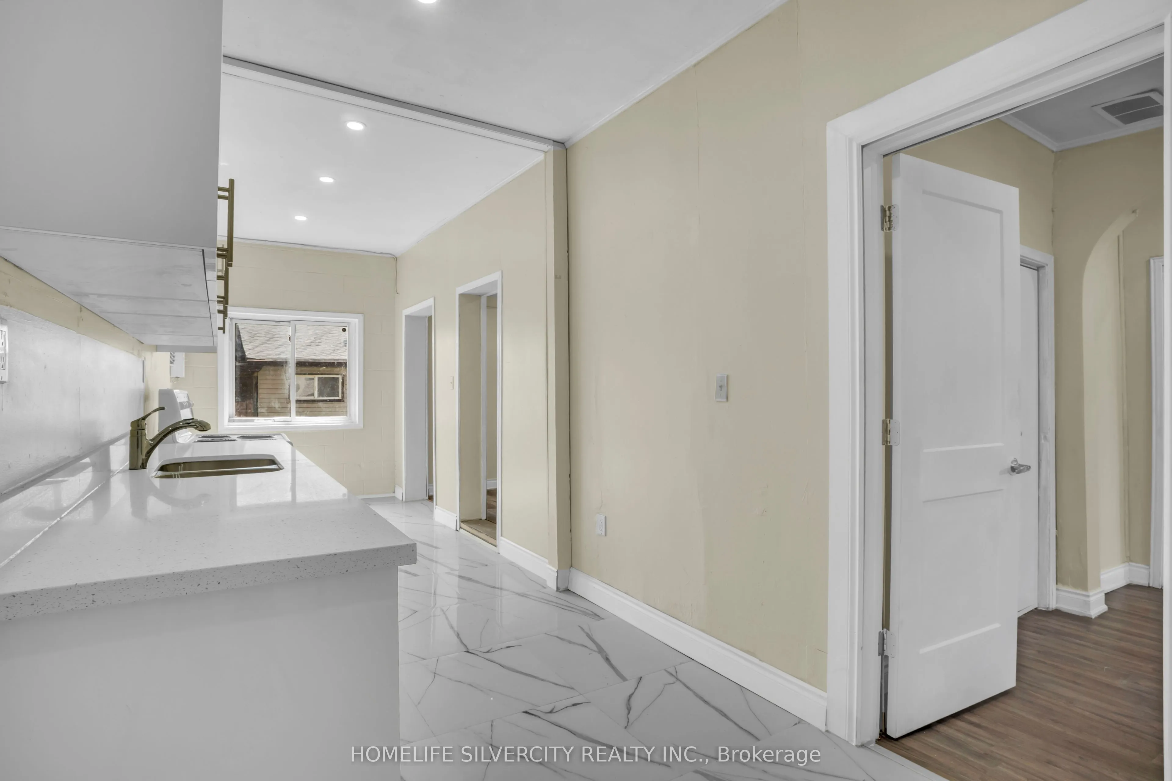 5 Pine Street S