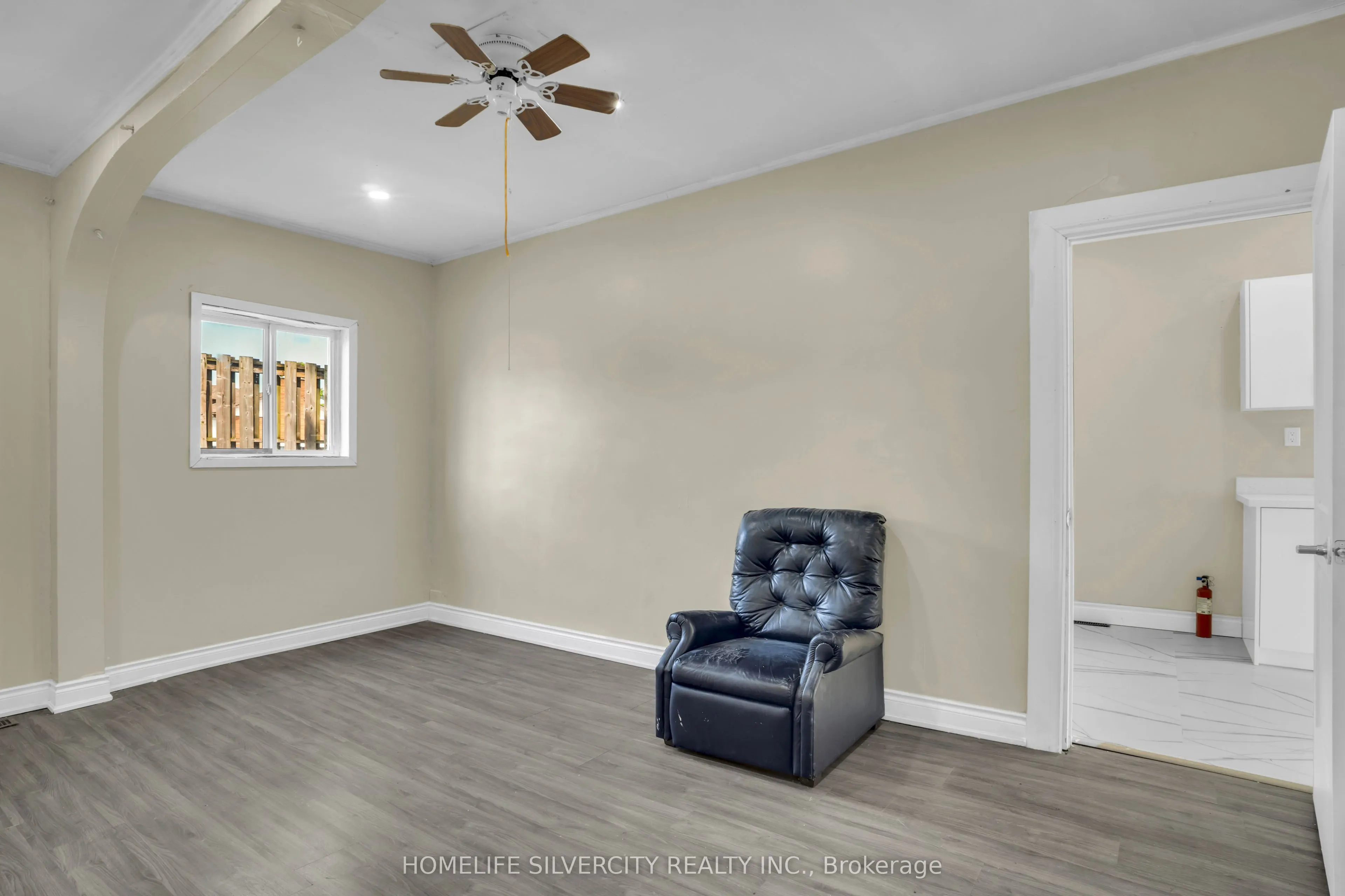 5 Pine Street S