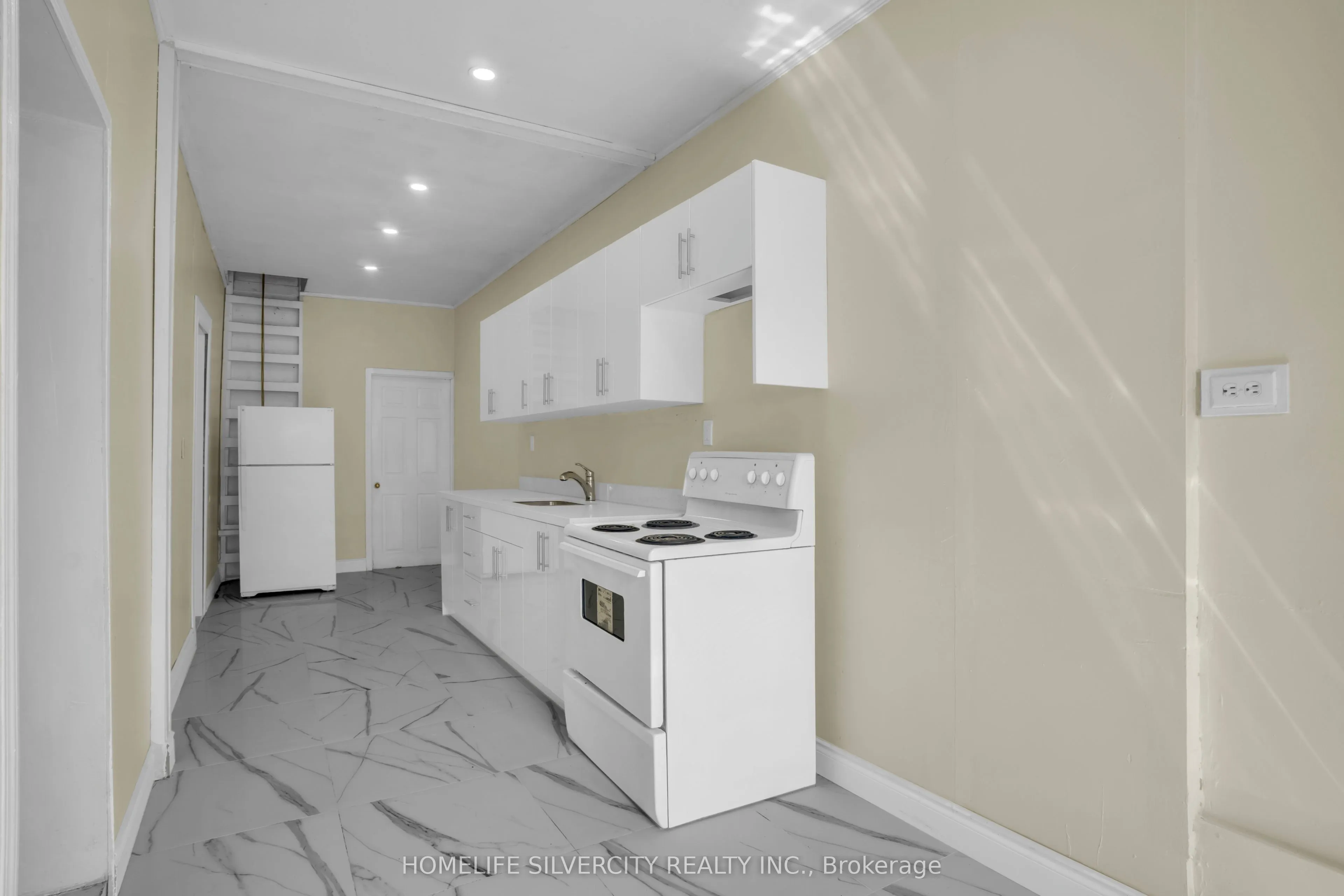5 Pine Street S