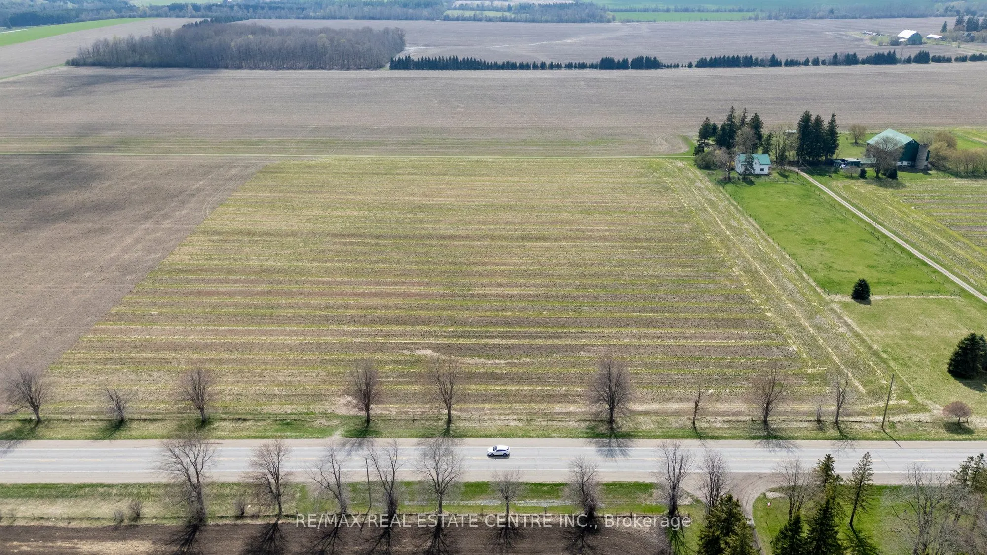 6374 Wellington Road 7 Centre