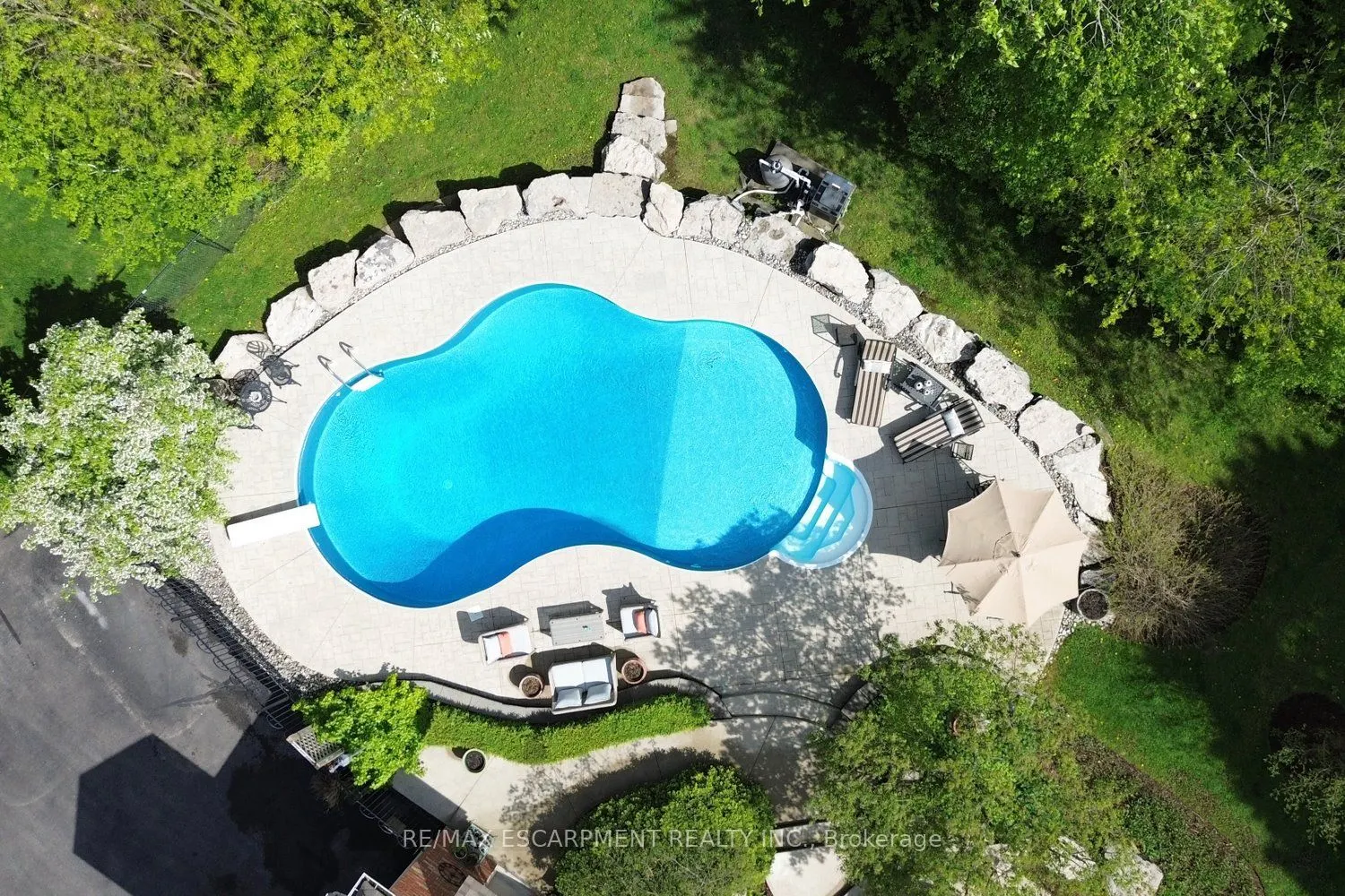712 ROBSON Road