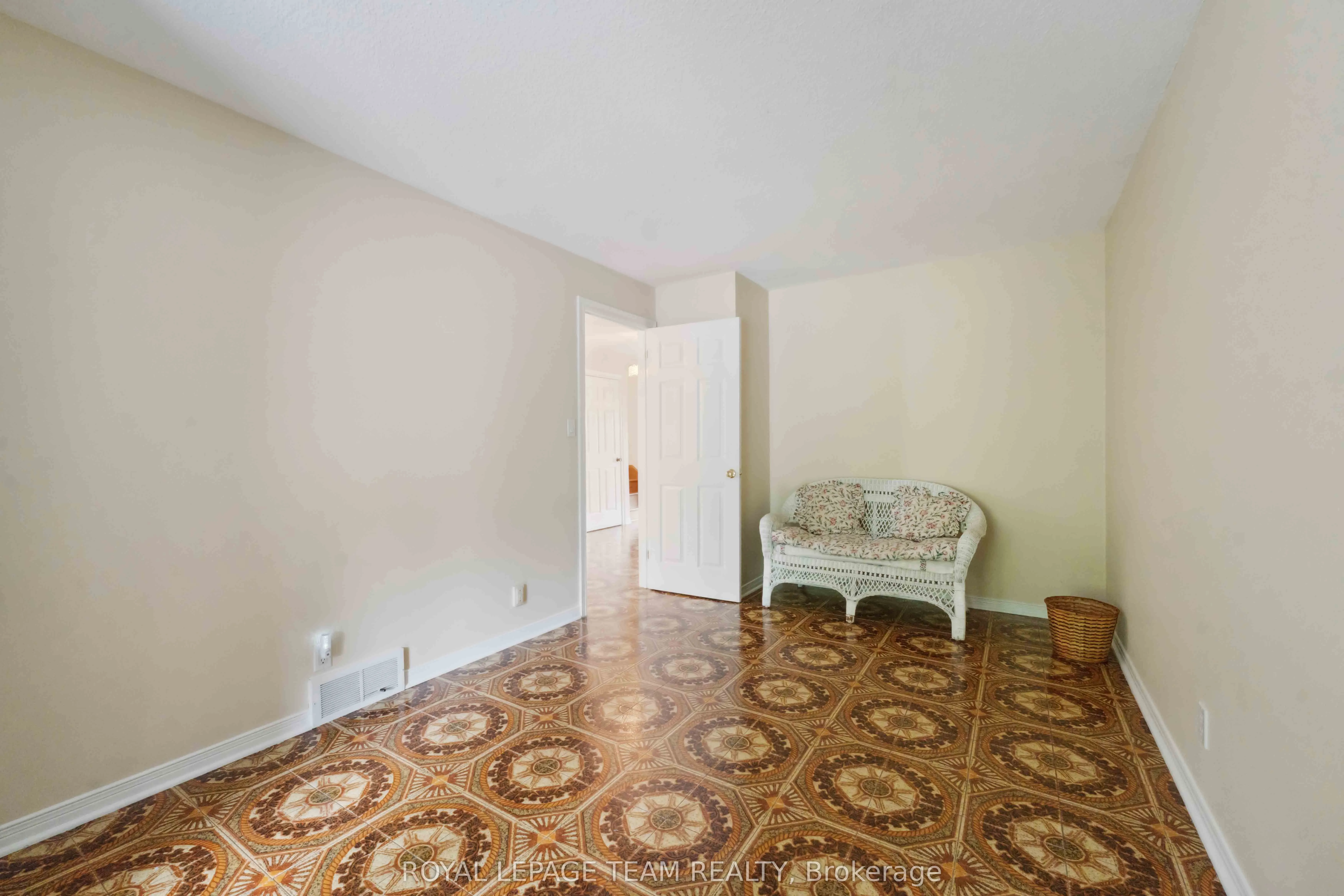12 Queen Anne Crescent