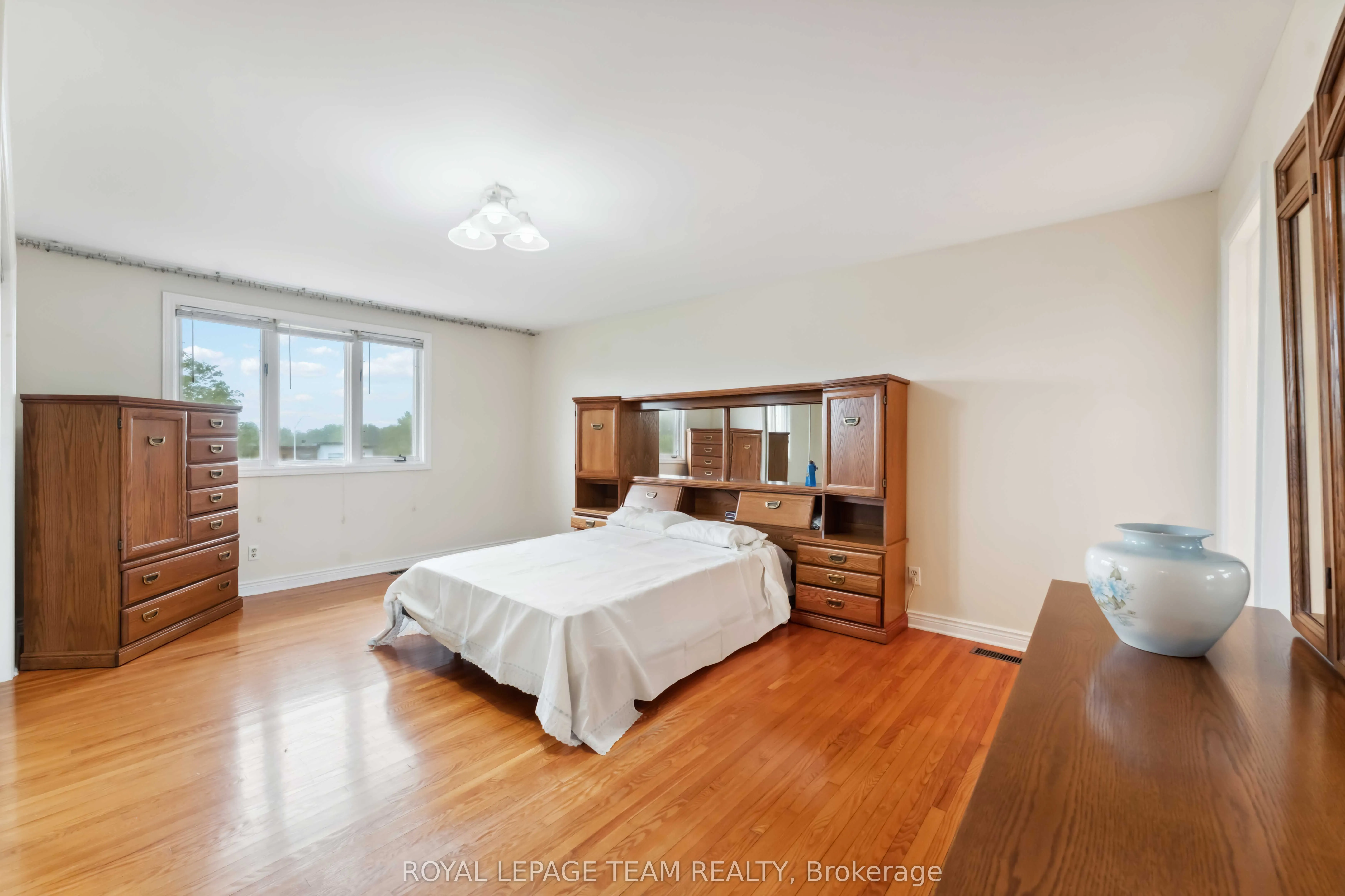 12 Queen Anne Crescent
