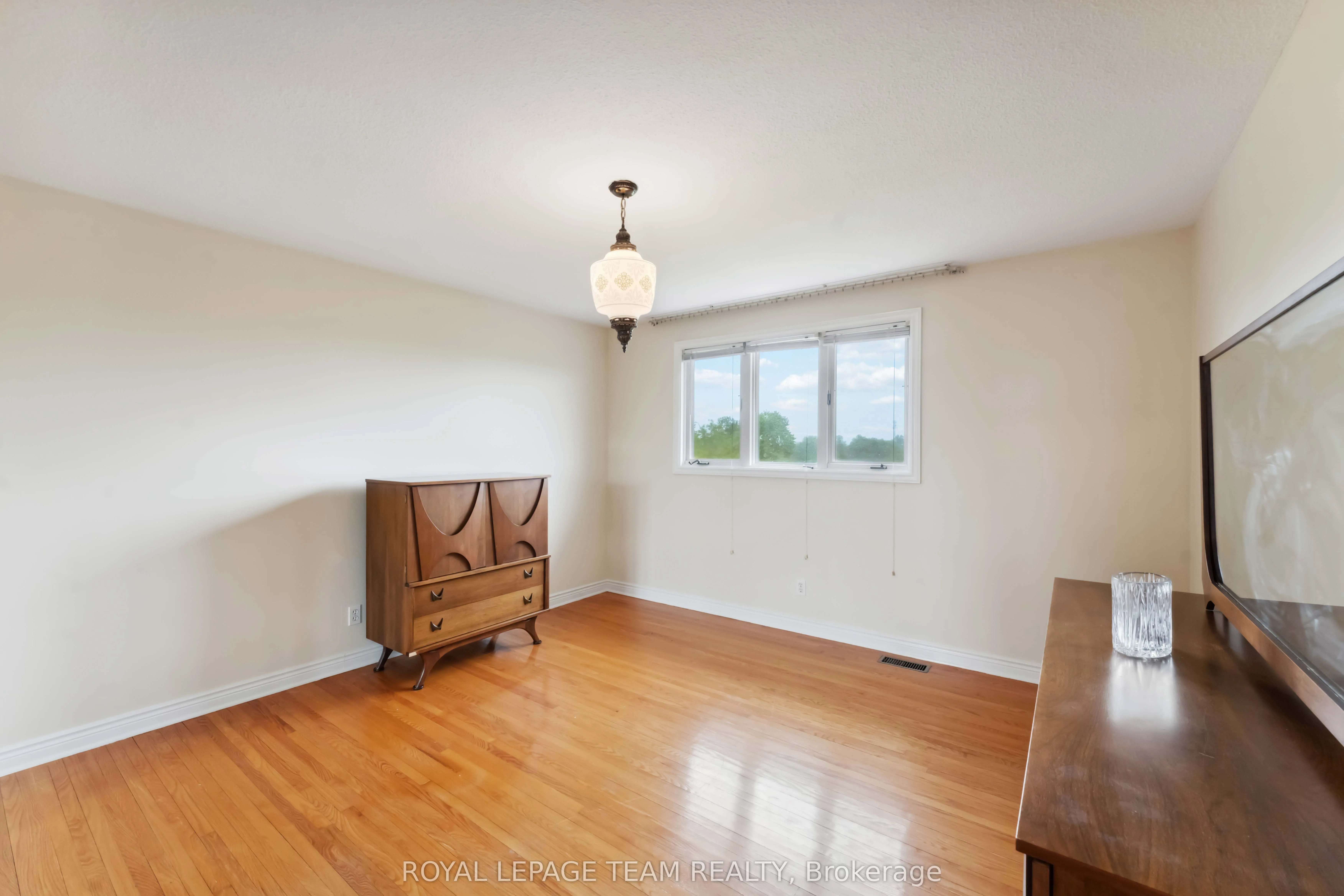 12 Queen Anne Crescent