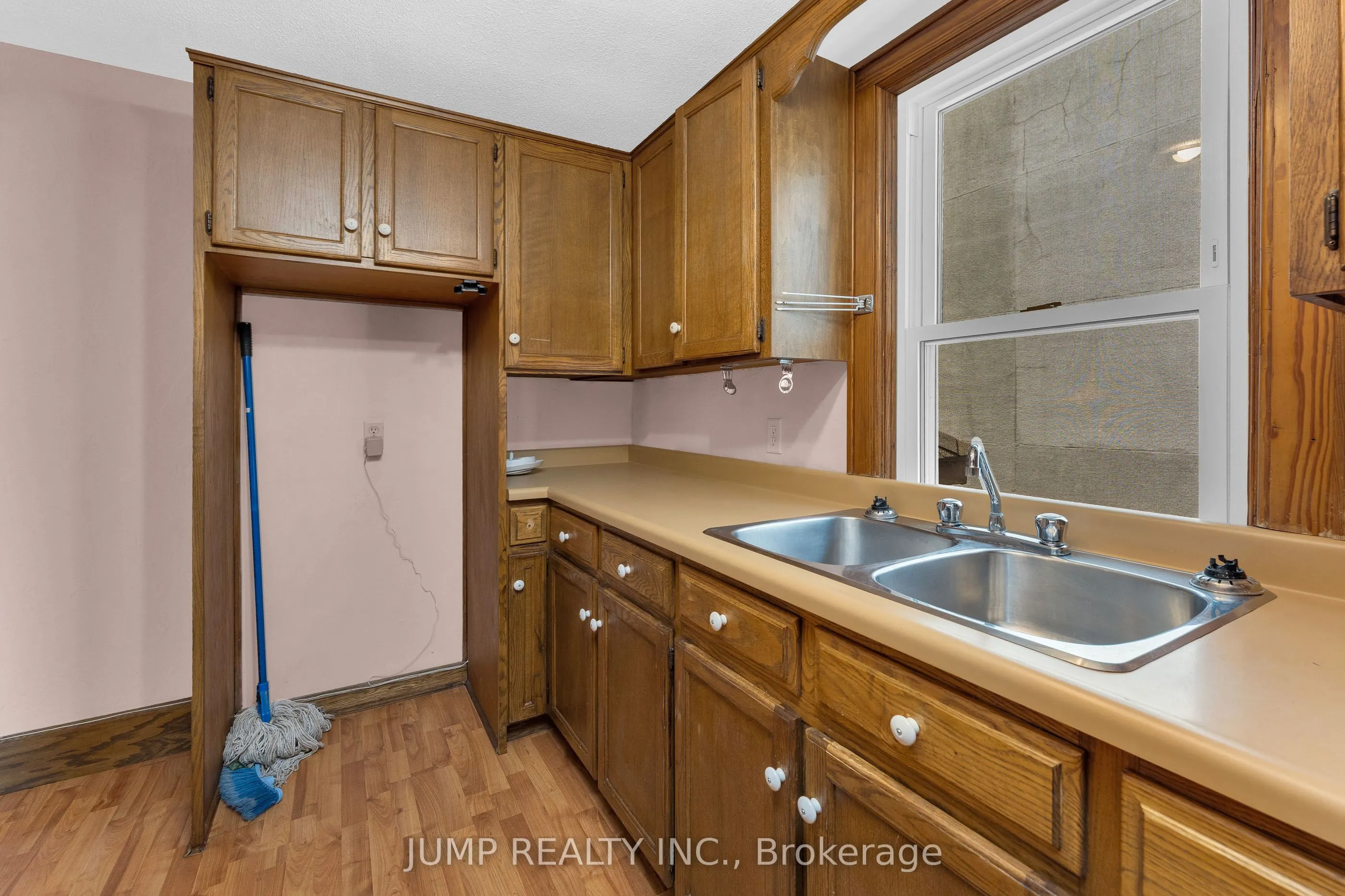 1451 Ouellette Avenue W