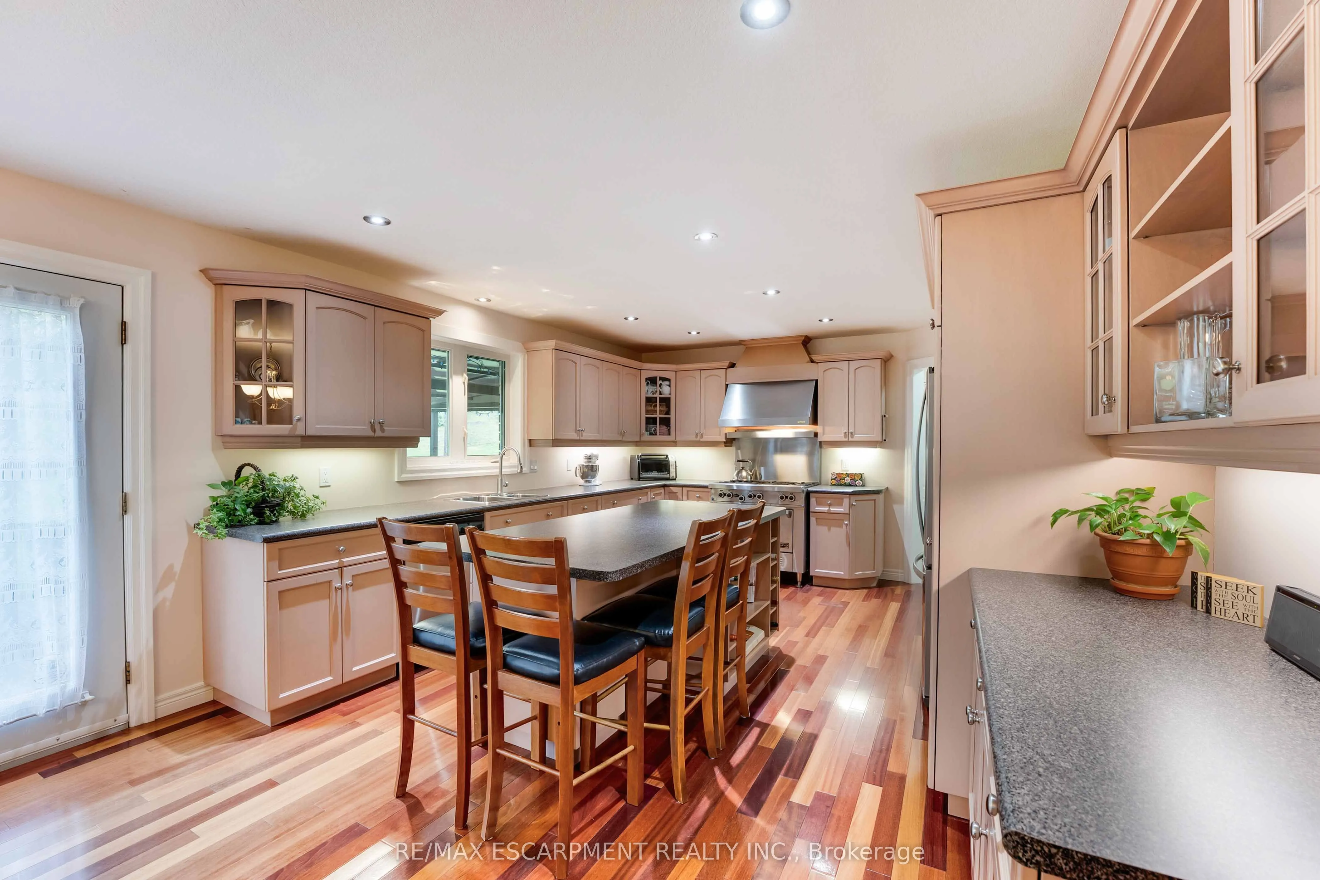 86 Ridge Road E