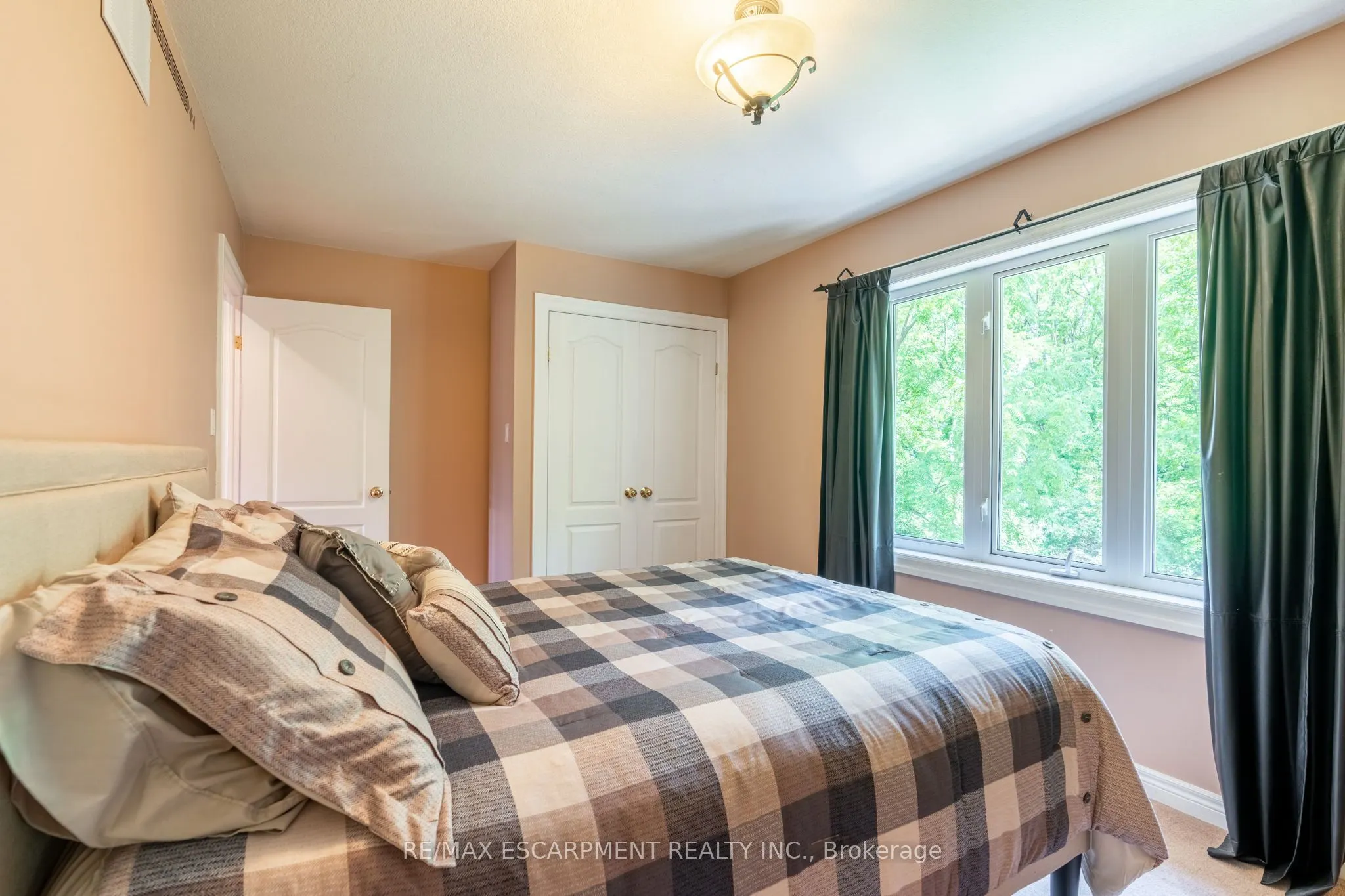86 Ridge Road E