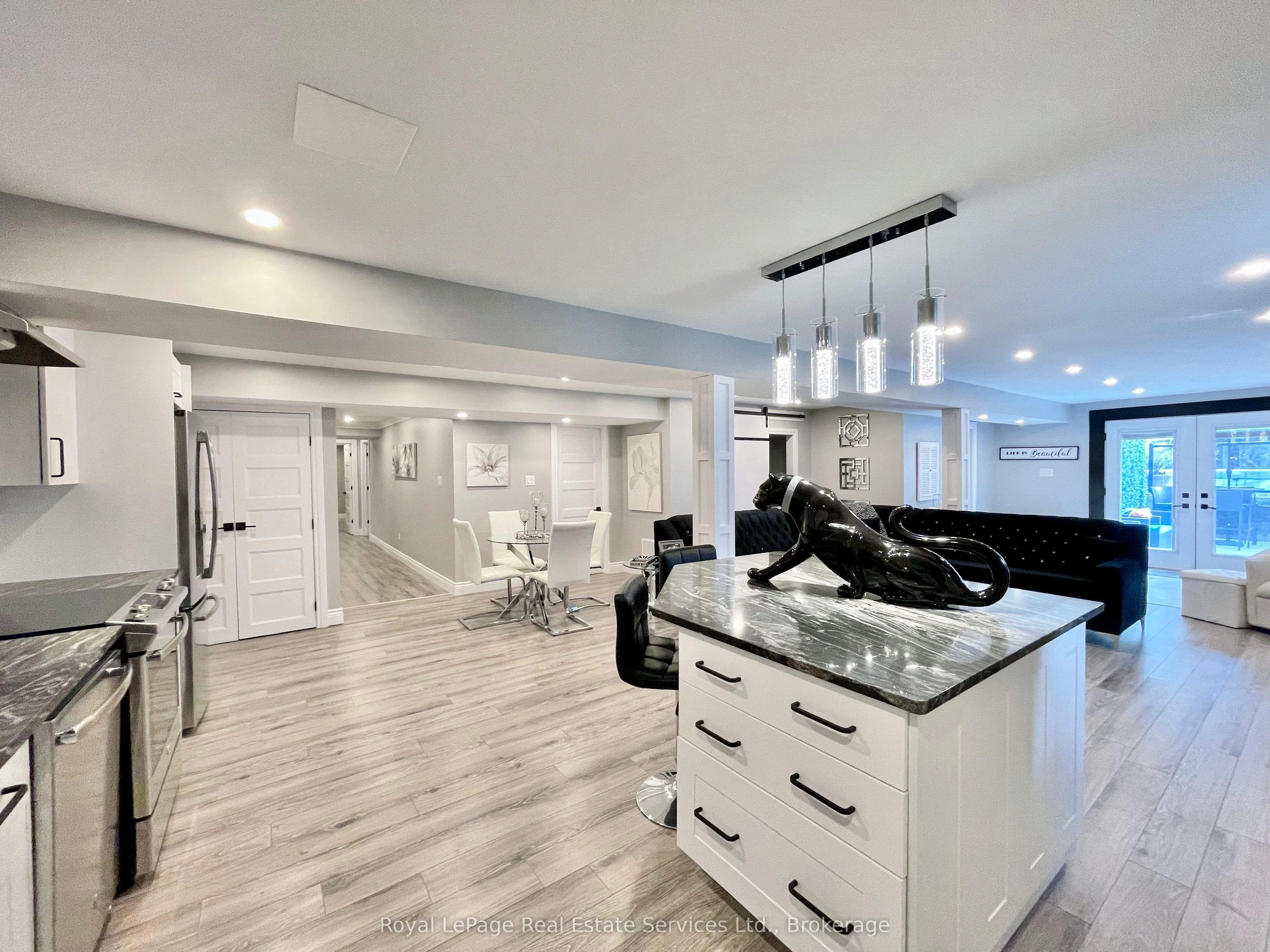 184 Dundas Street E
