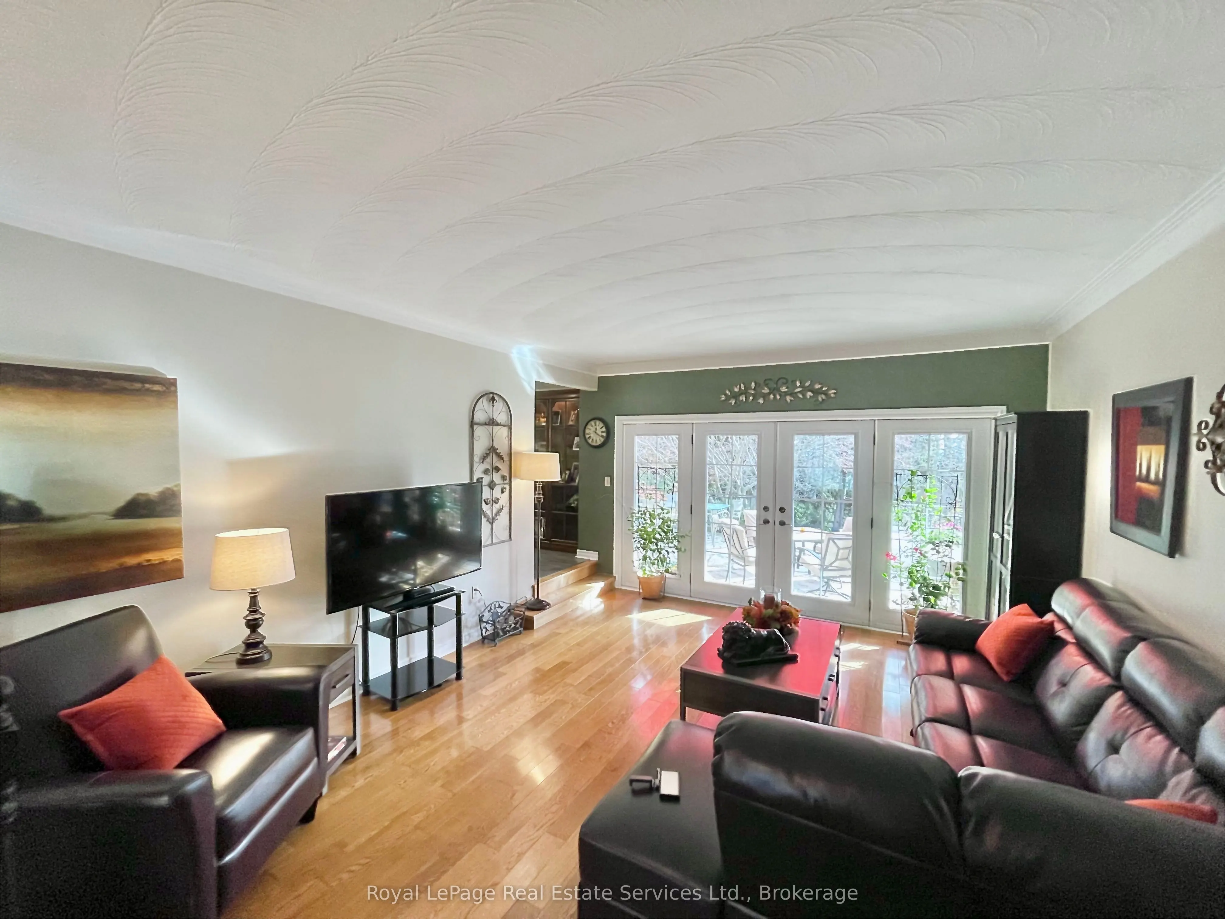 184 Dundas Street E