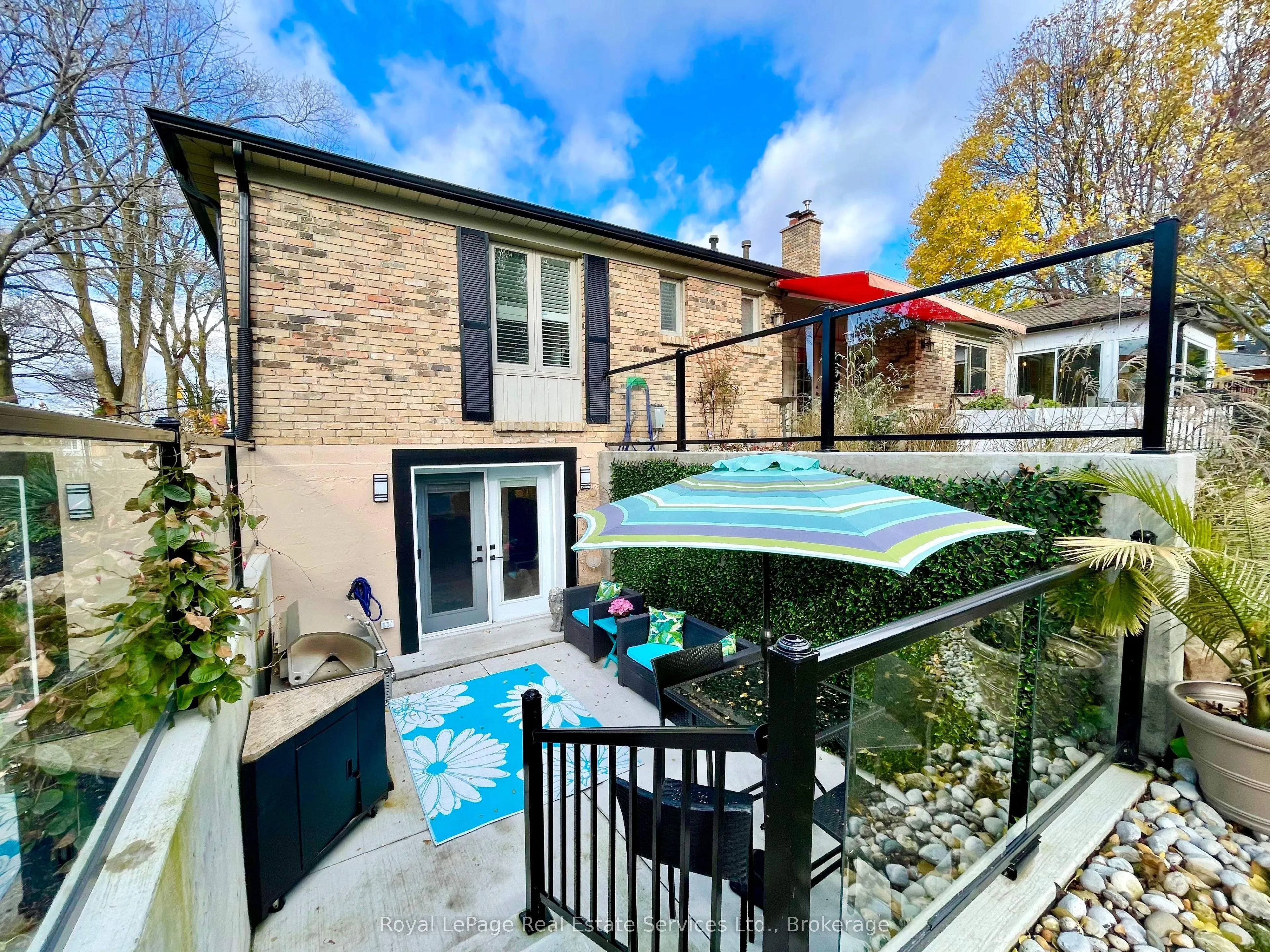 184 Dundas Street E