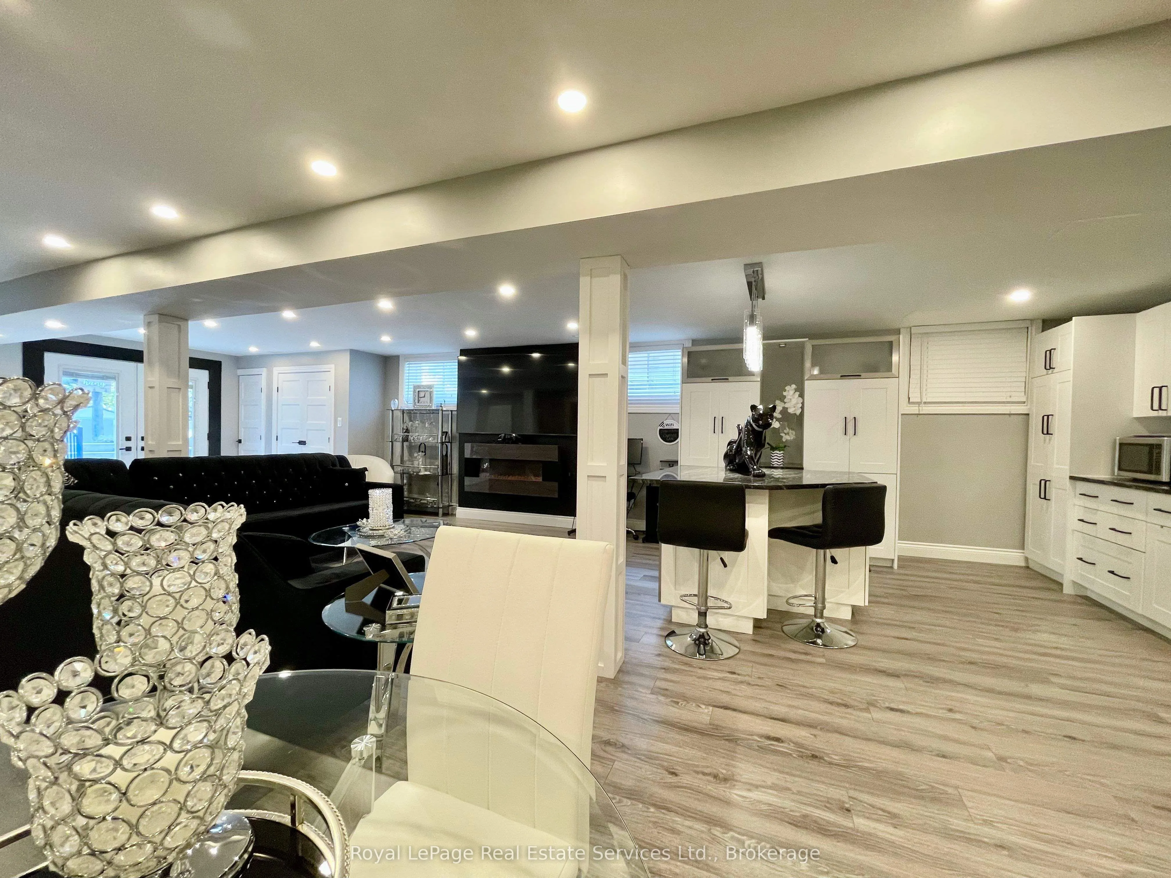 184 Dundas Street E