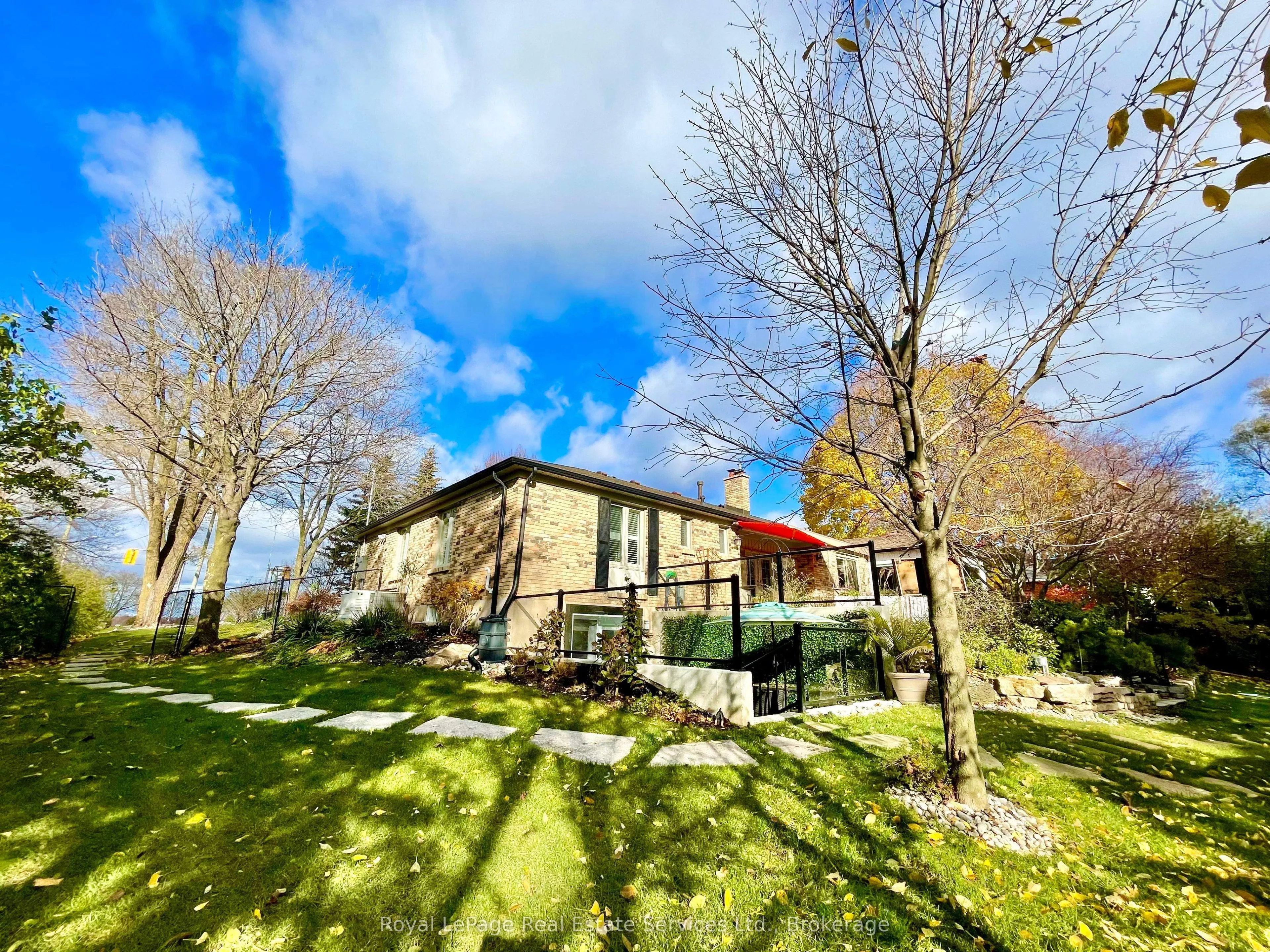 184 Dundas Street E