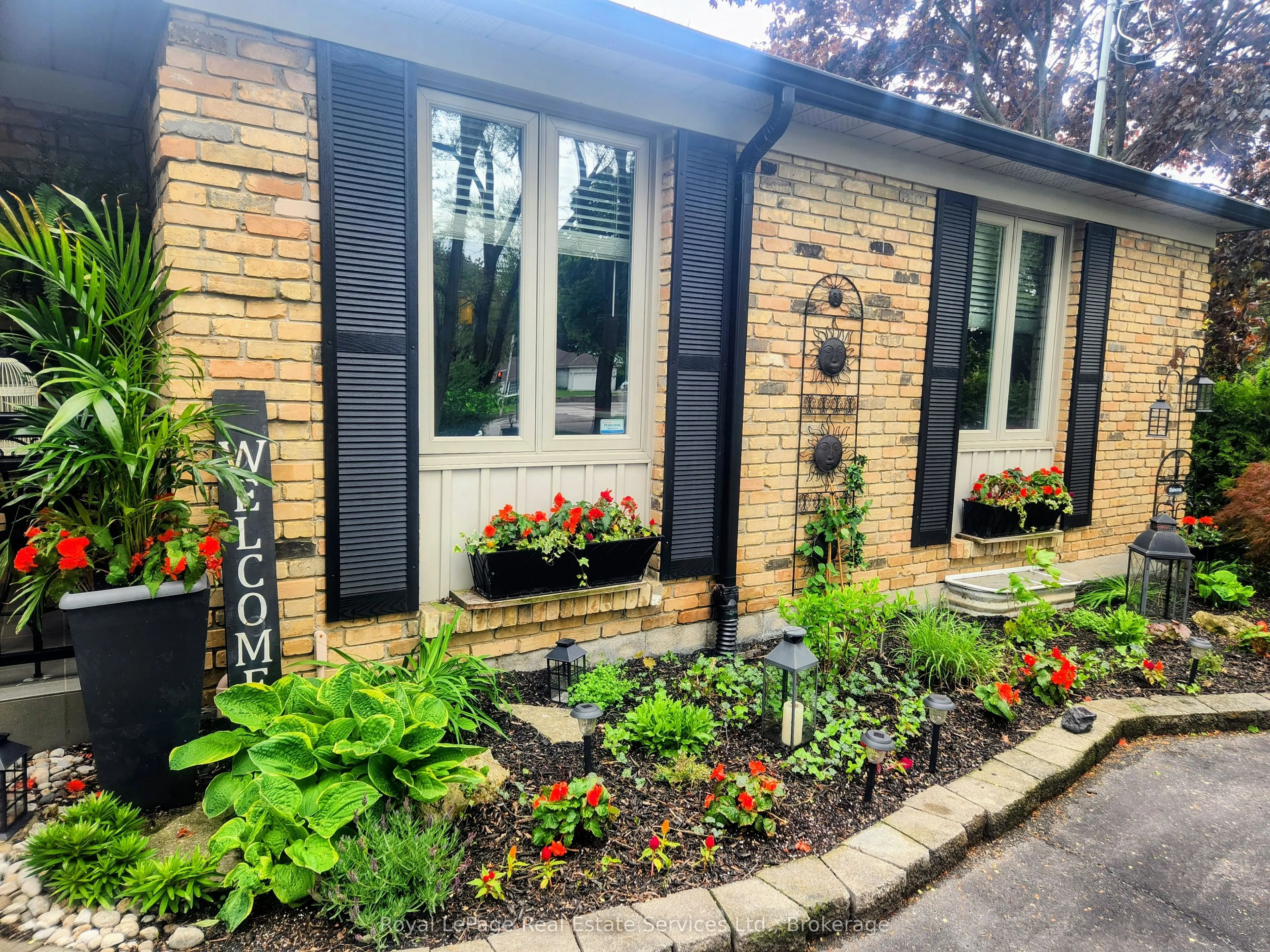 184 Dundas Street E