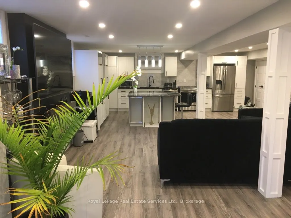 184 Dundas Street E