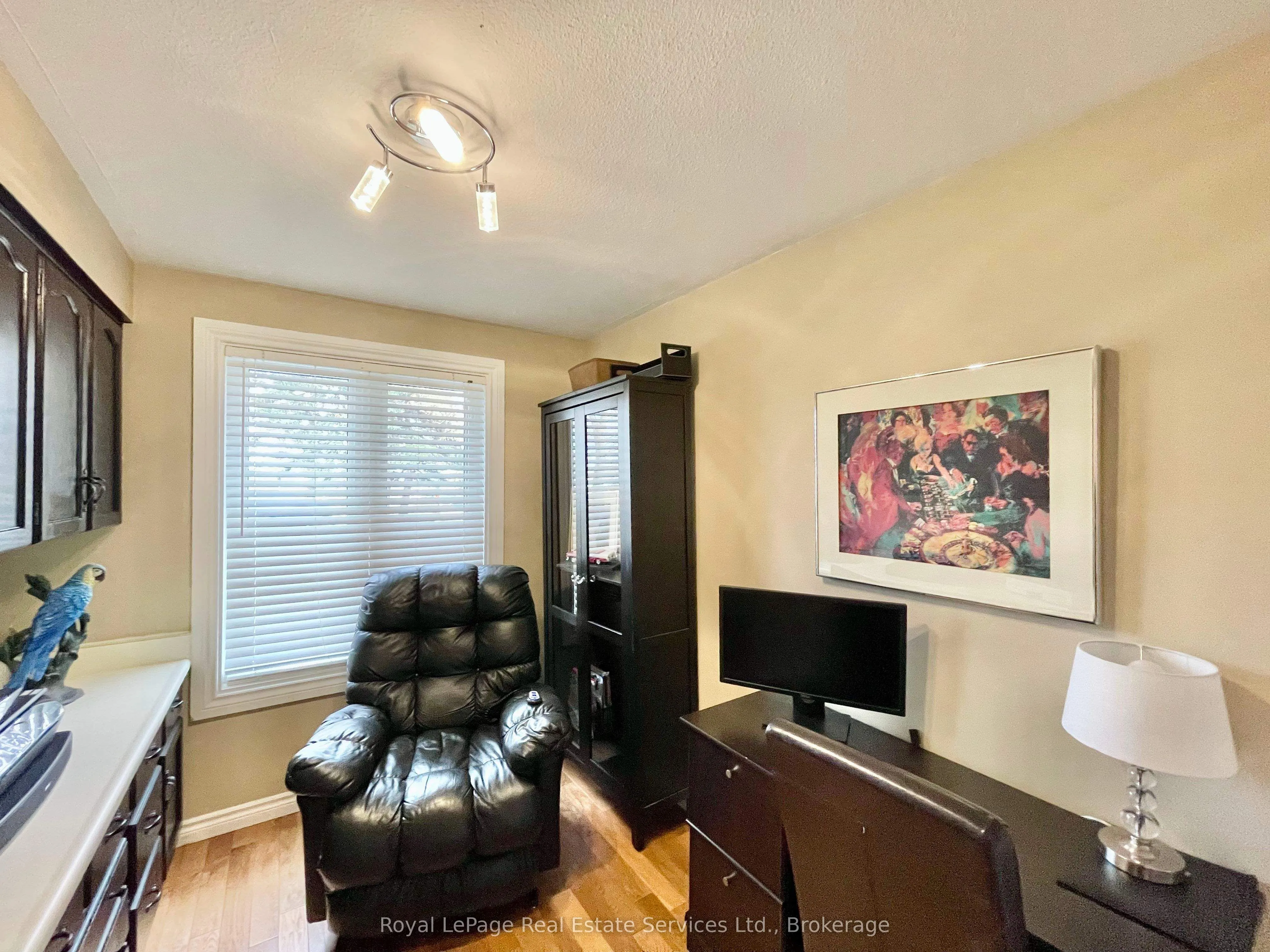 184 Dundas Street E