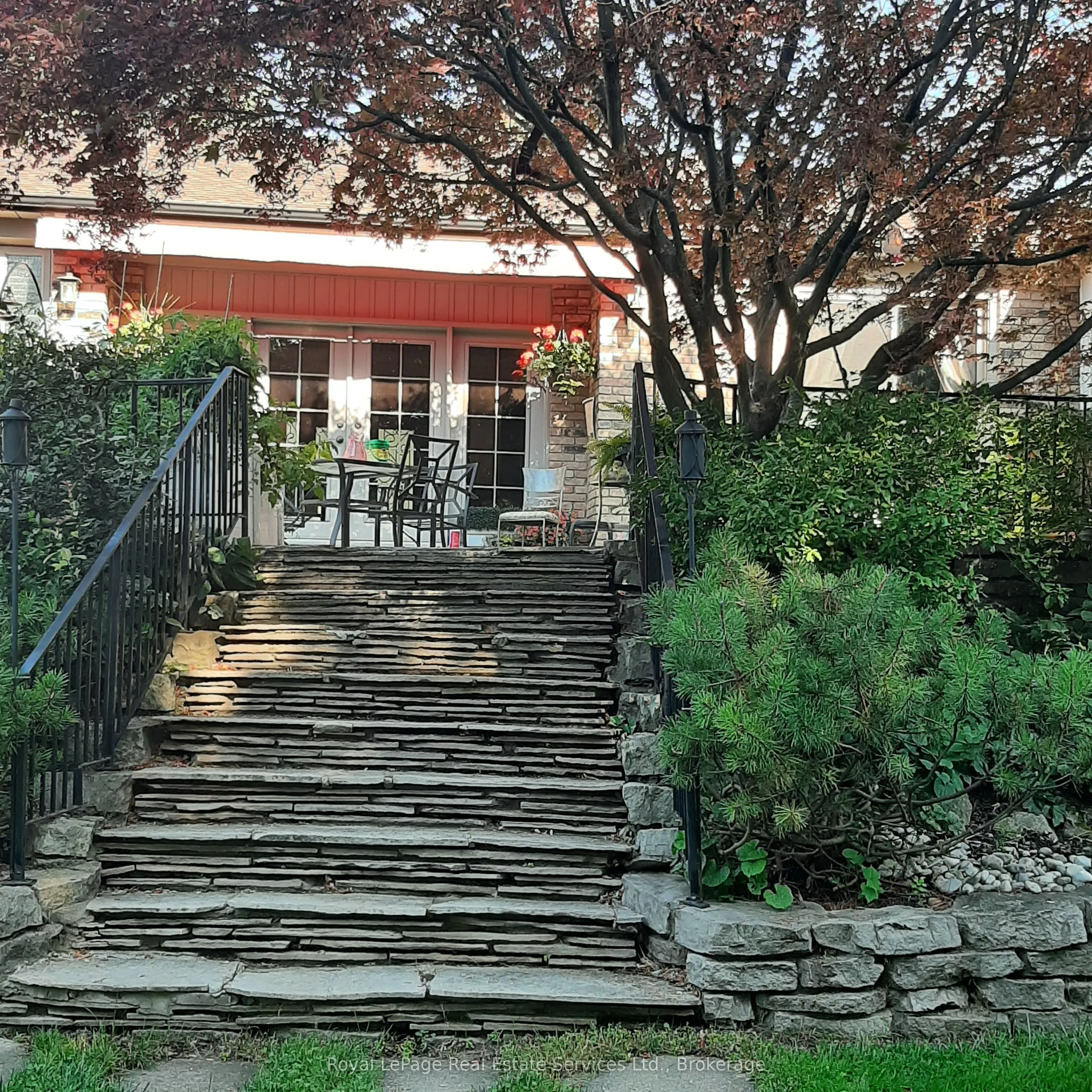184 Dundas Street E