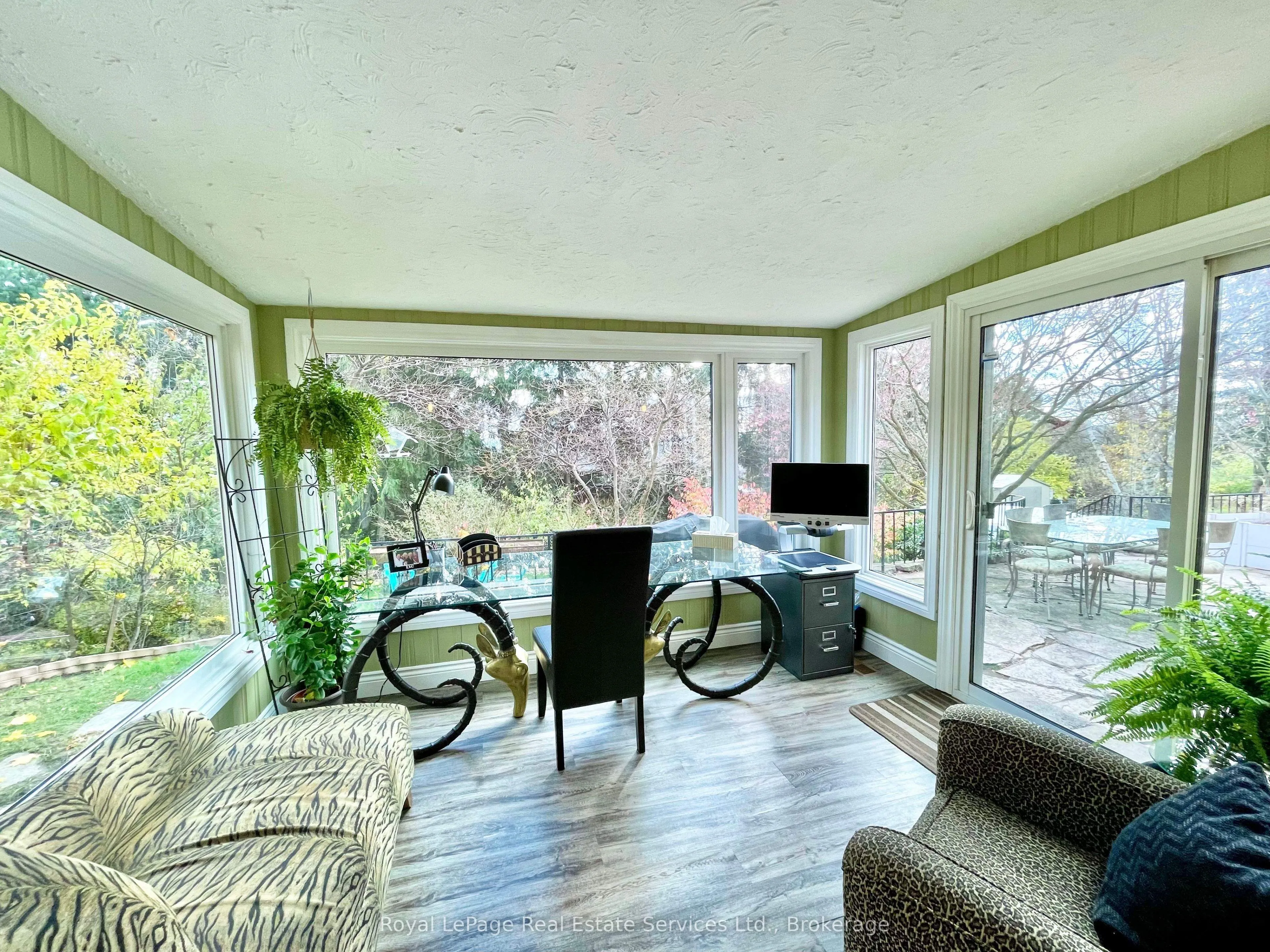 184 Dundas Street E